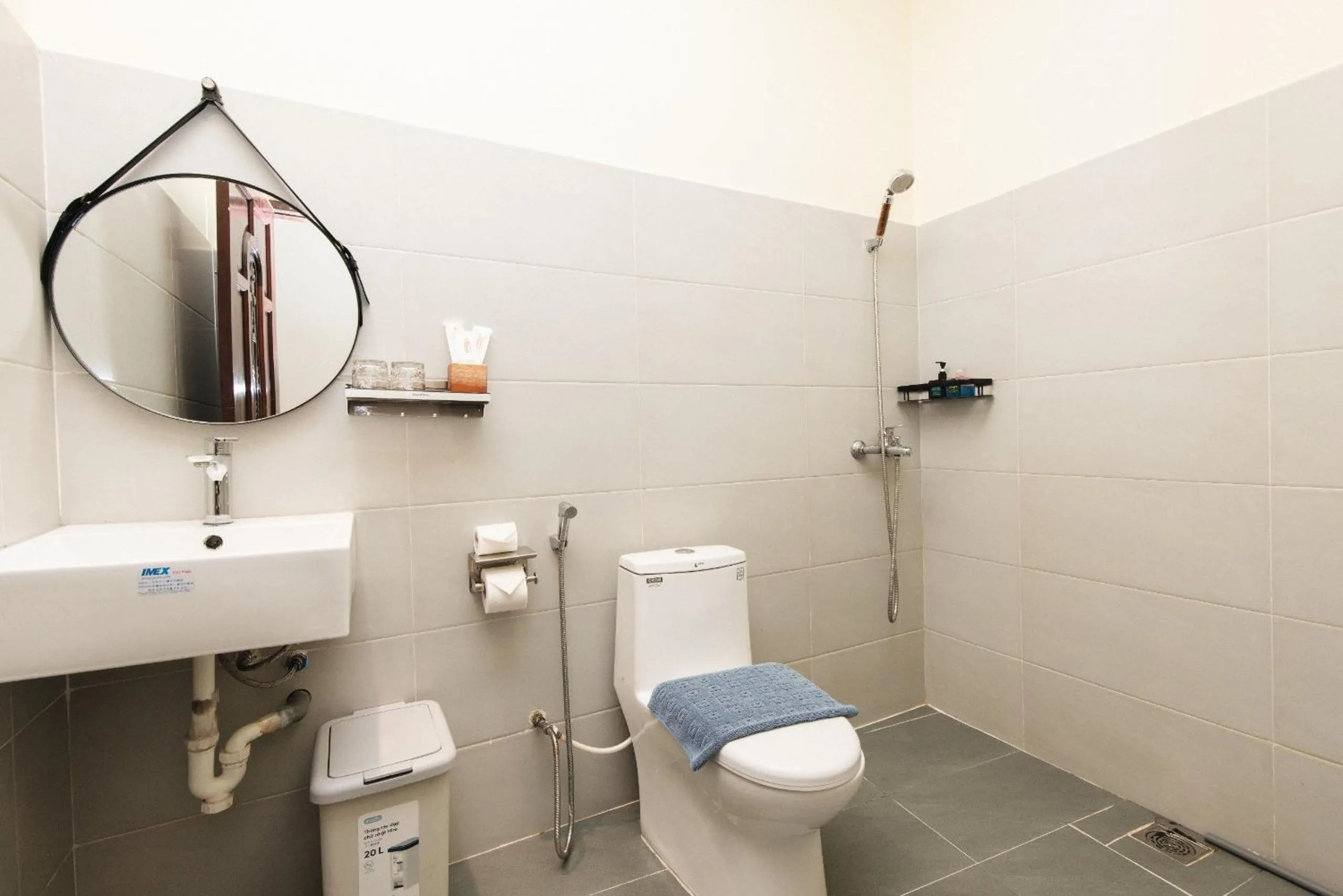 Toilet in 9 Hostel and Suites