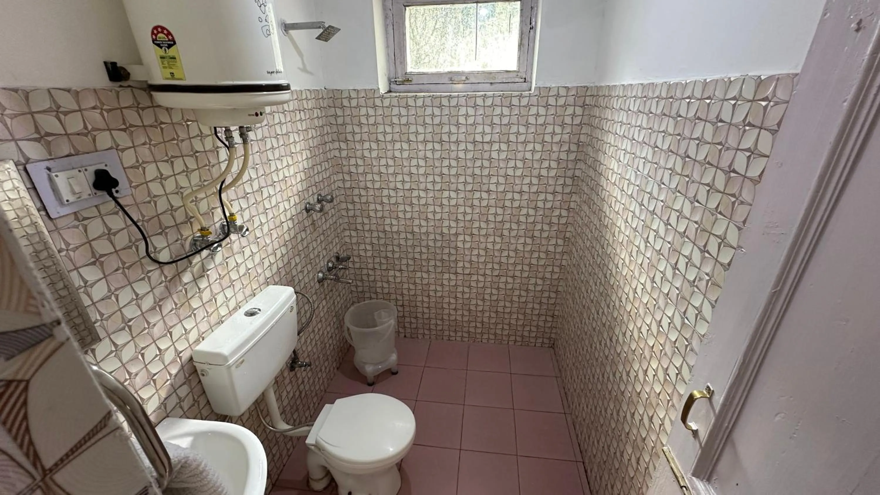 Toilet in La Heim Hostels