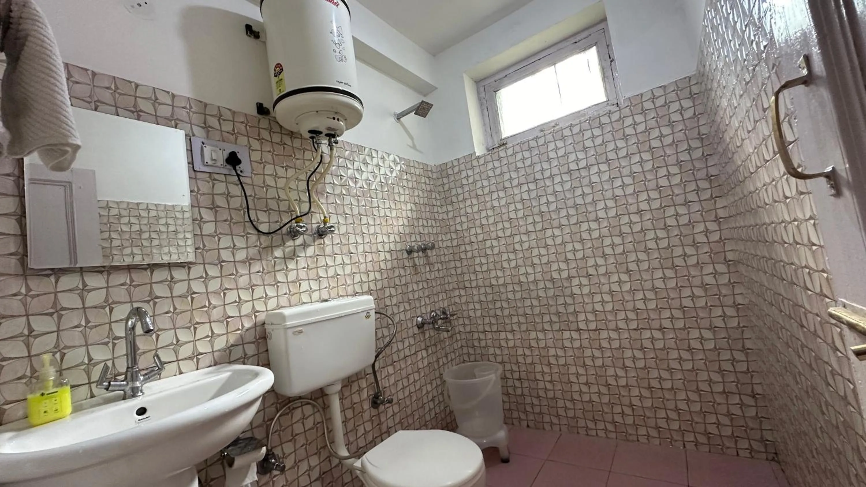 Toilet in La Heim Hostels