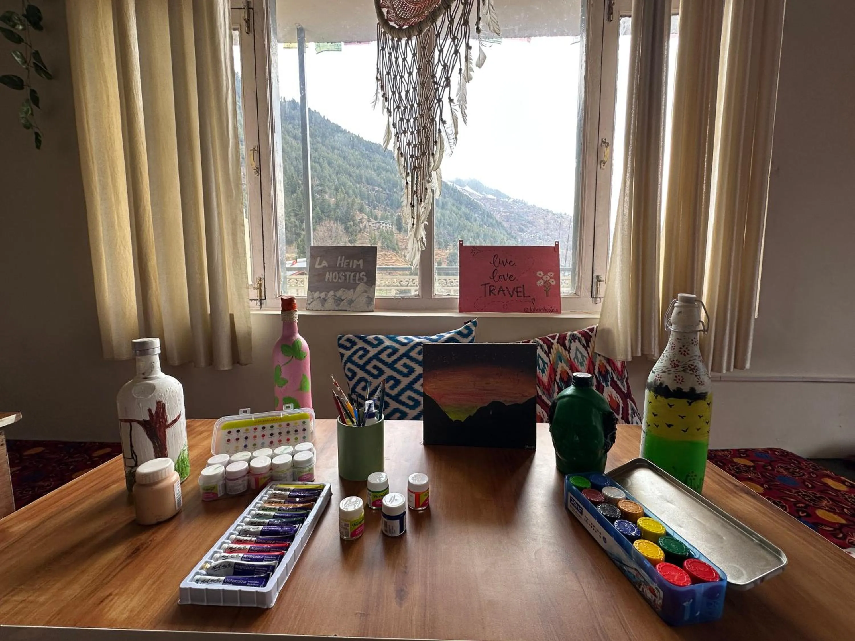 Communal lounge/ TV room in La Heim Hostels