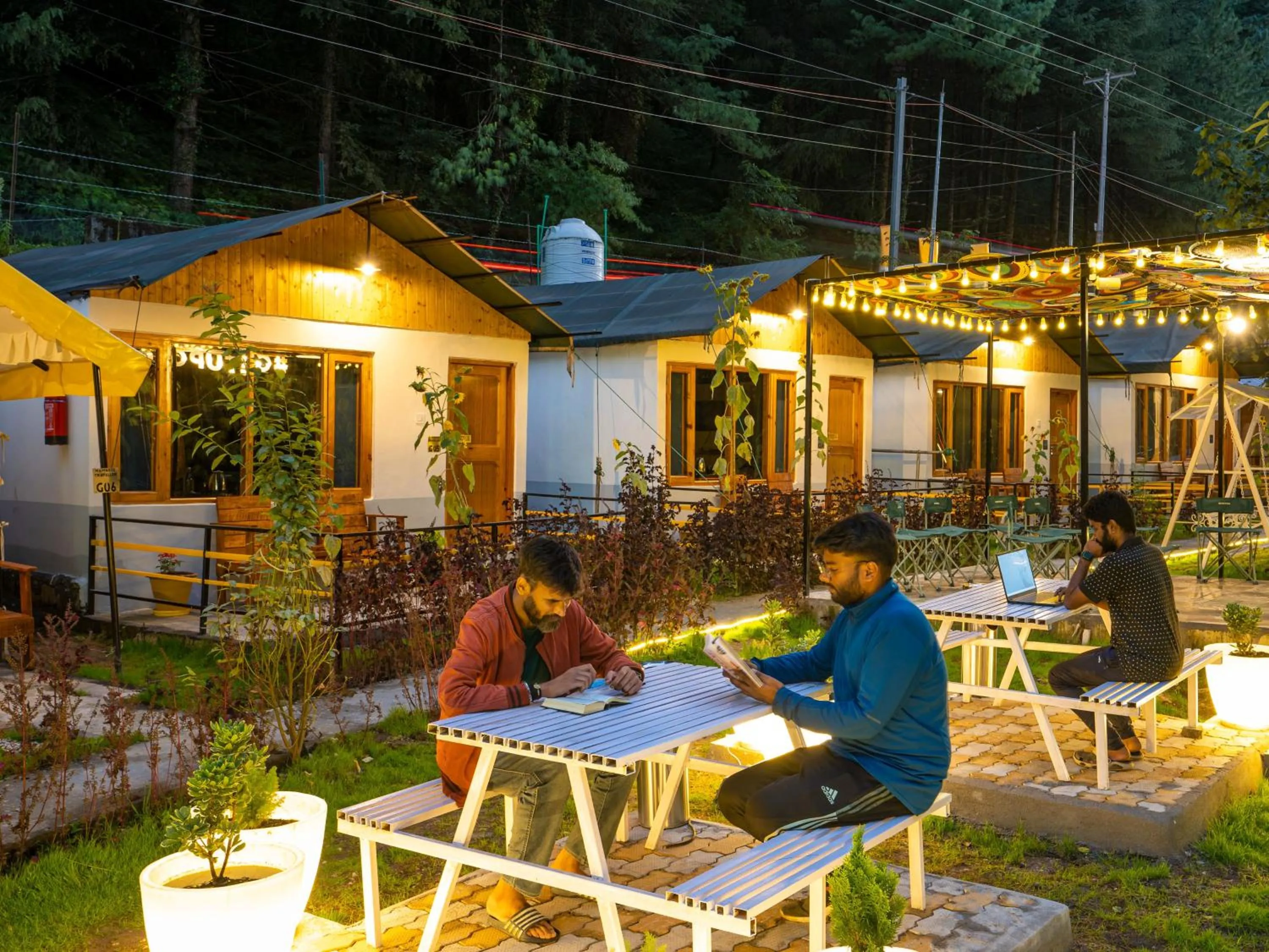 Seating area in The Hosteller Kasol, Riverside