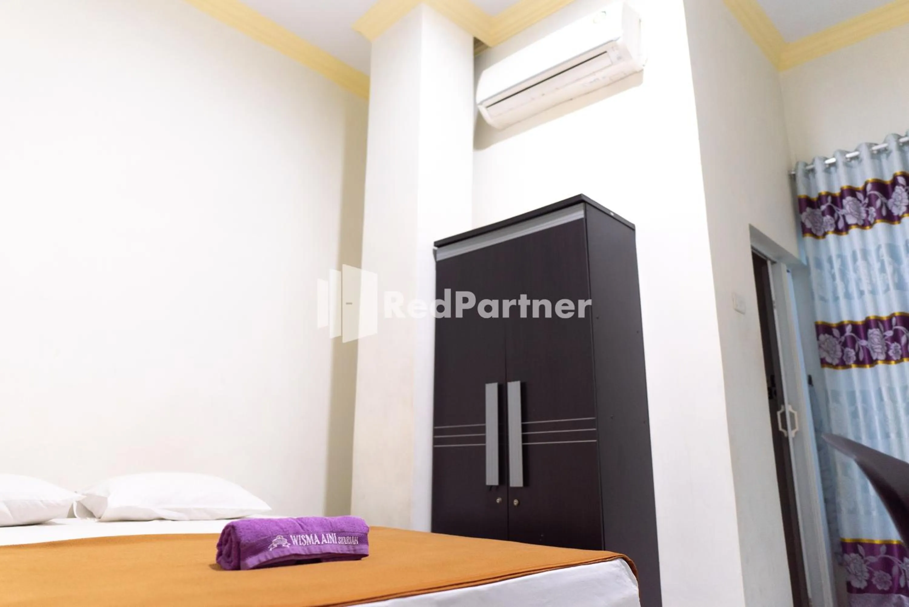 Bedroom, Bed in Wisma Aini Syariah Lampung Mitra RedDoorz