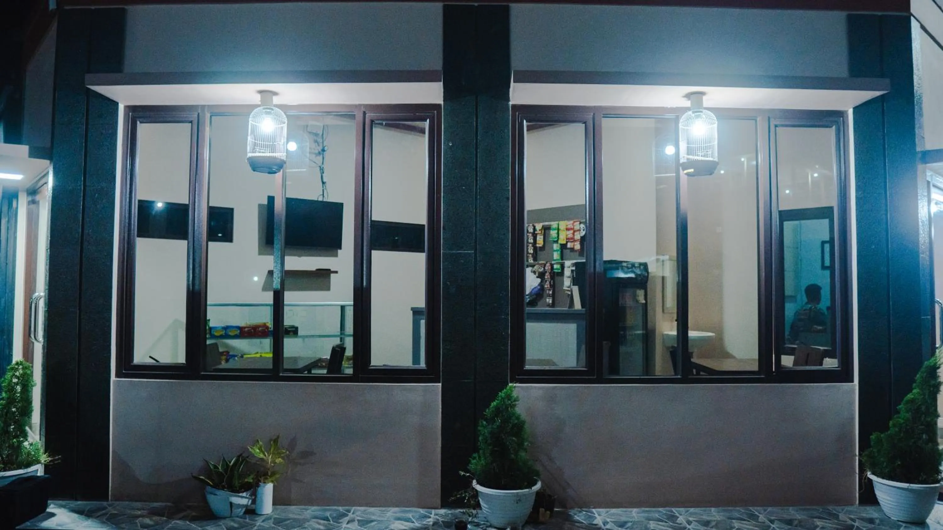 Restaurant/places to eat in Sitiinggil Guest House Syariah