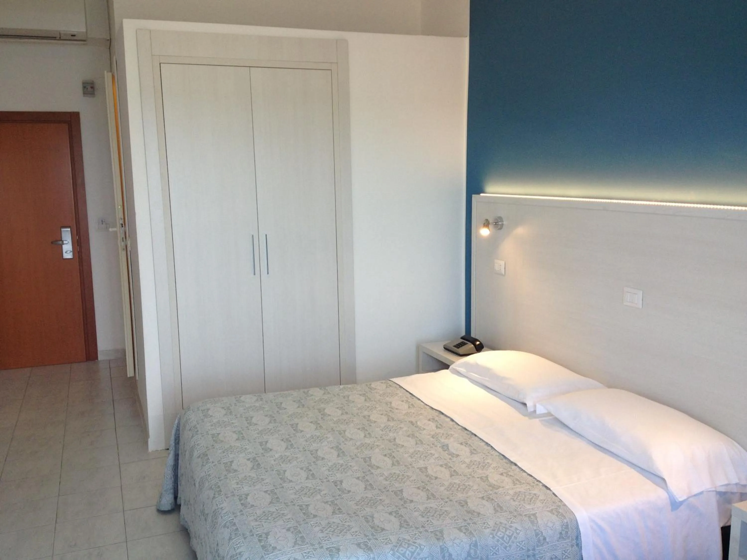 Photo of the whole room, Bed in Hotel Strand