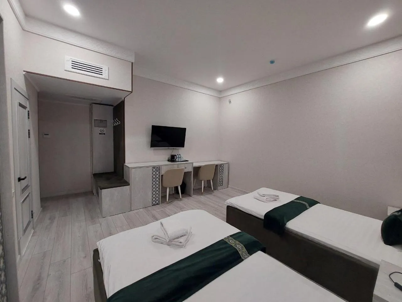 Photo of the whole room in Asian Plaza