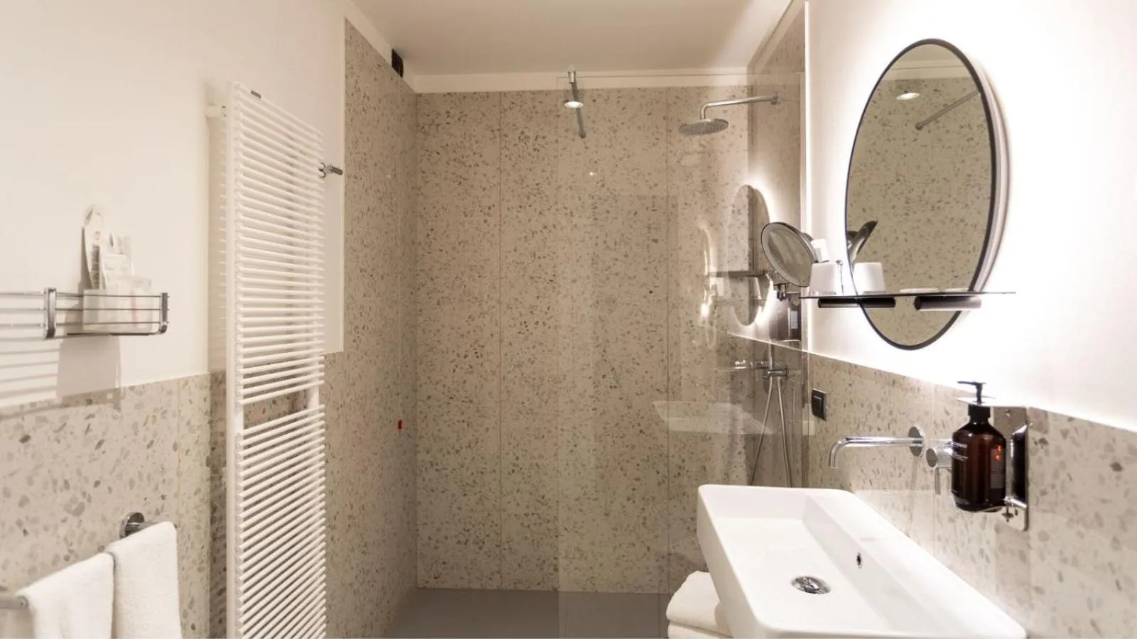 Shower in I Portici Hotel Bologna