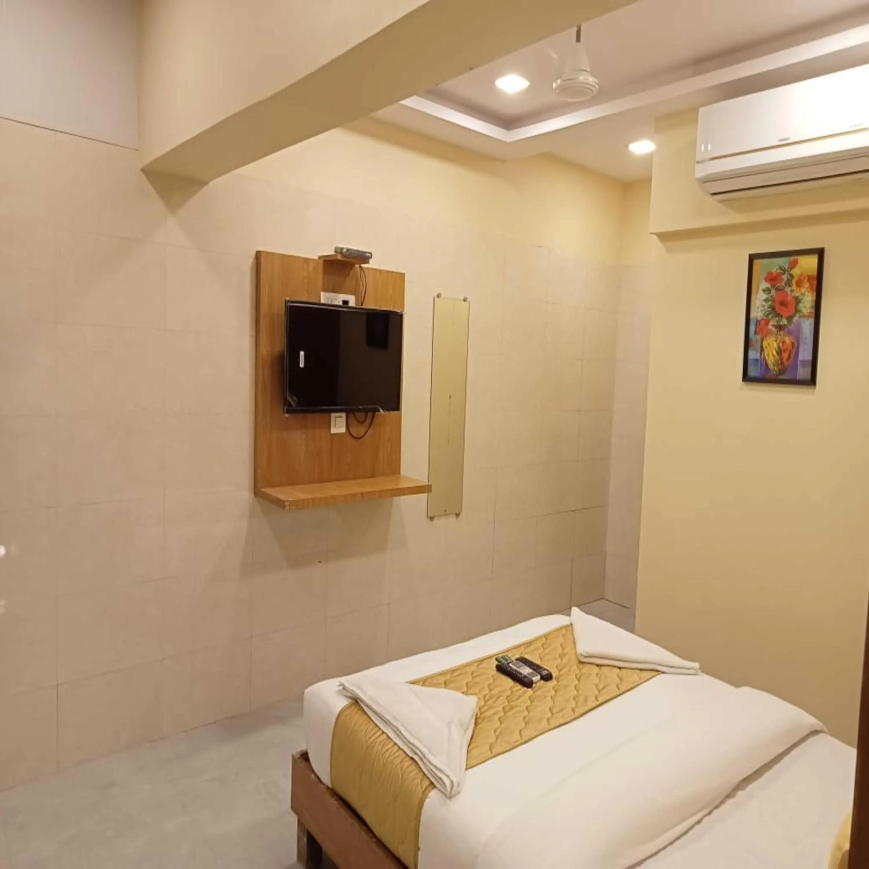 Bed in Hotel New Sarah Inn, Andheri West