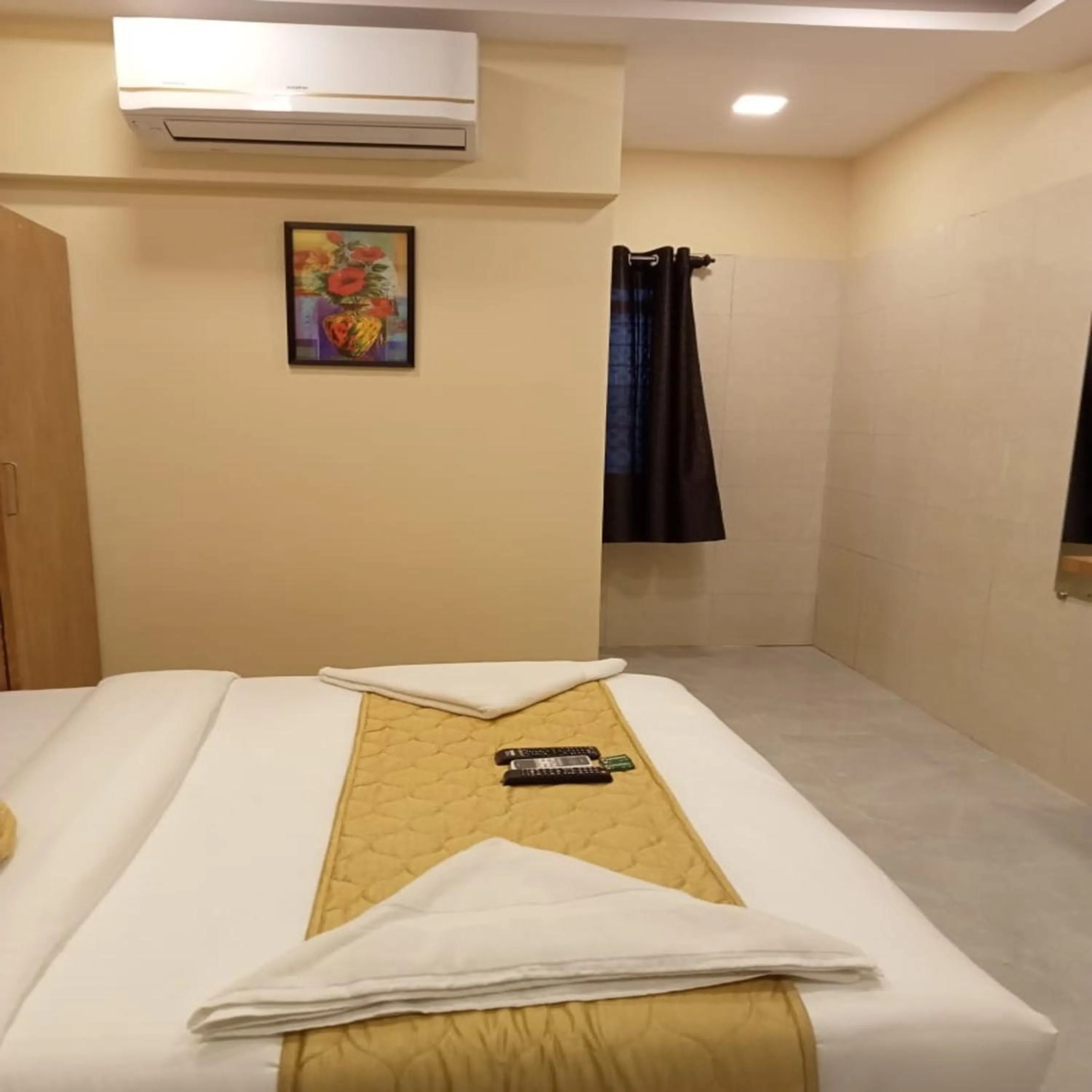 Bed in Hotel New Sarah Inn, Andheri West