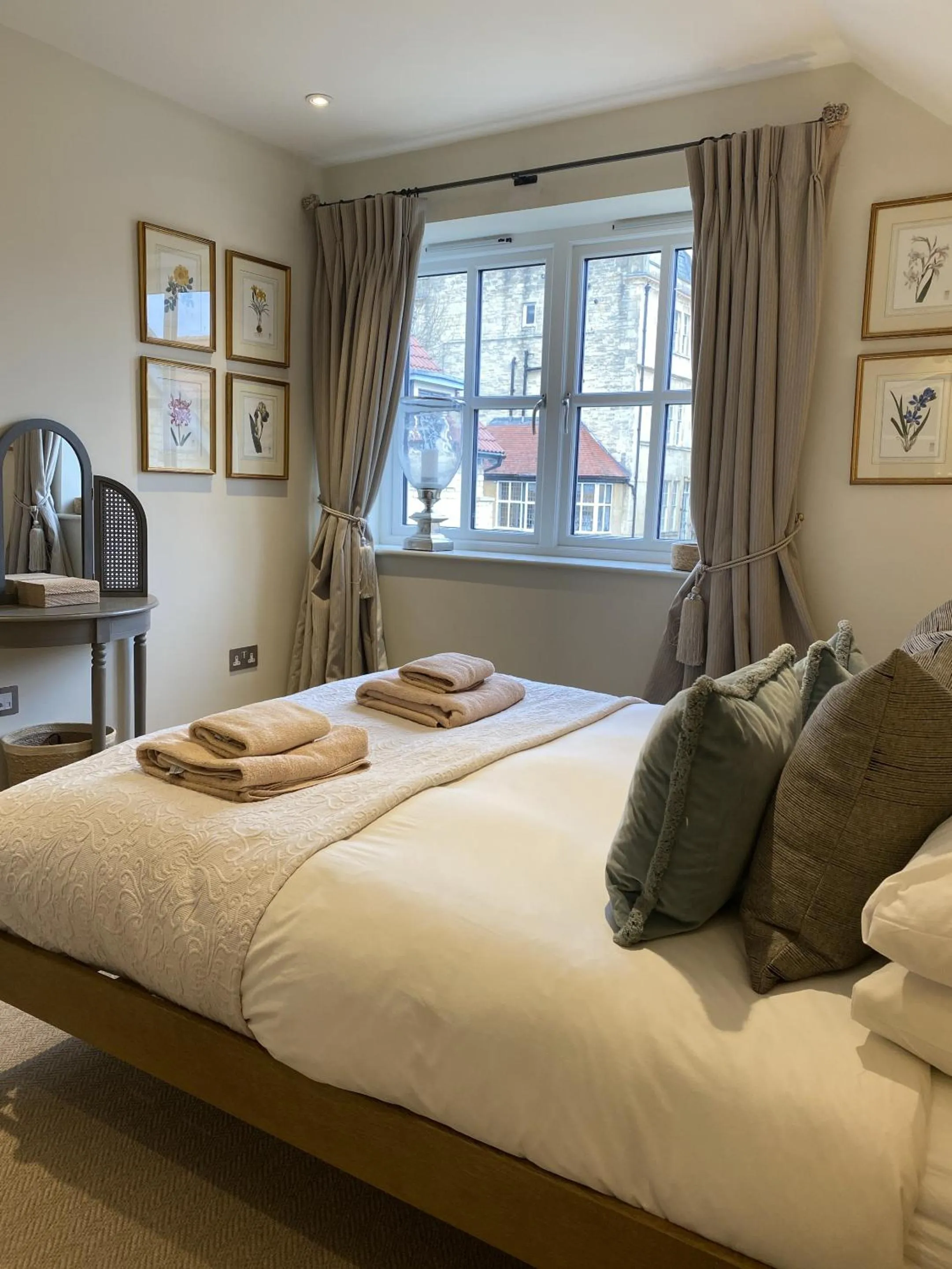 Bedroom, Bed in Walcot Yard in Bath