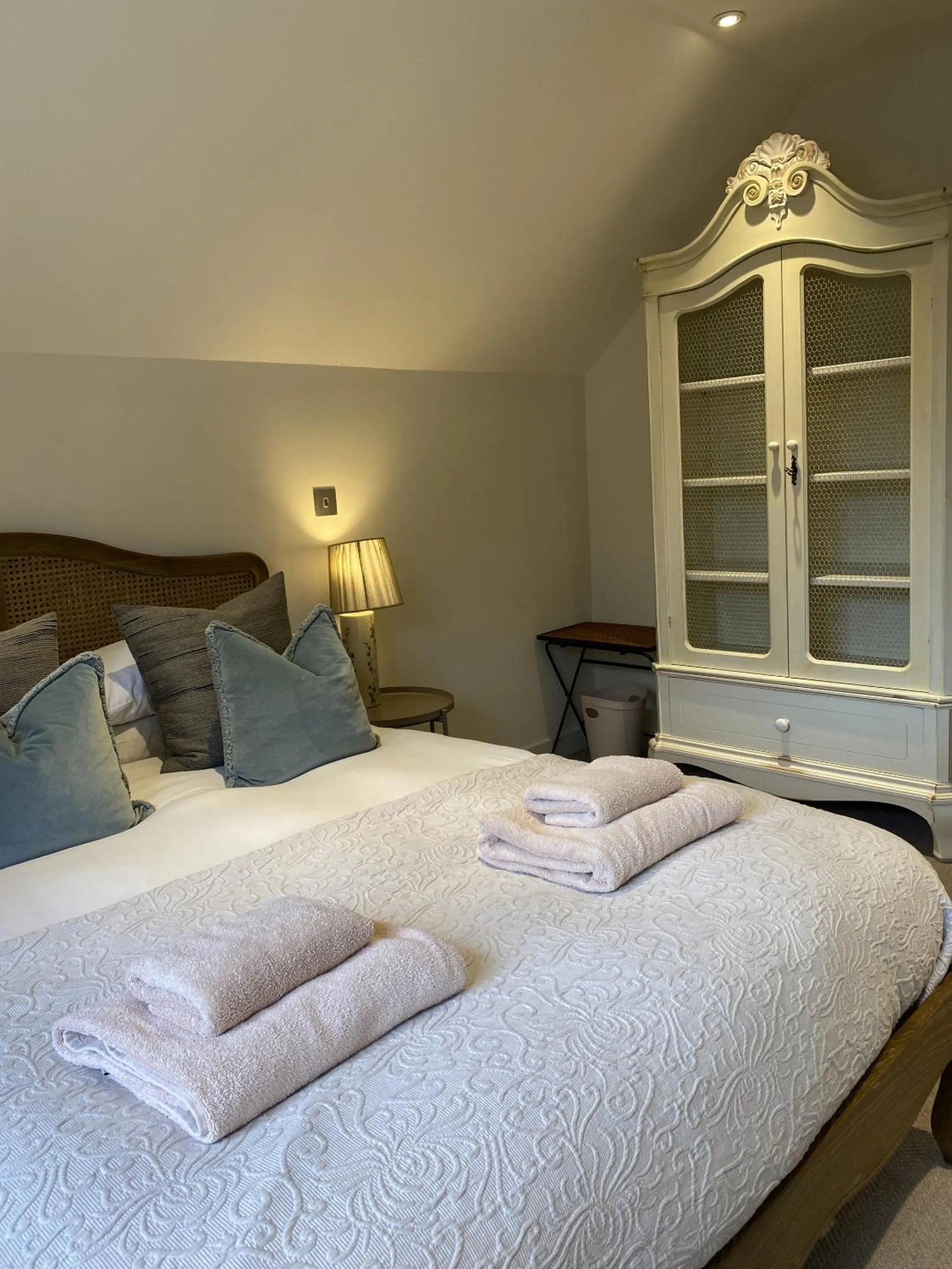 Bedroom, Bed in Walcot Yard in Bath