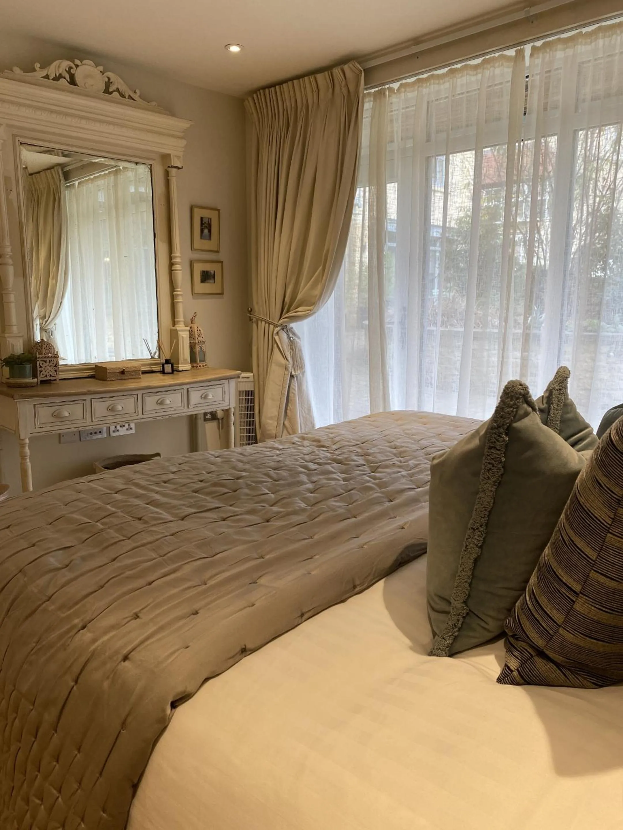 Bedroom, Bed in Walcot Yard in Bath