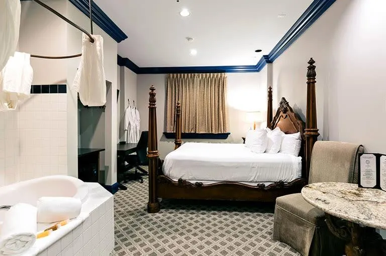 Hot Tub, Bed in Chateau Avalon