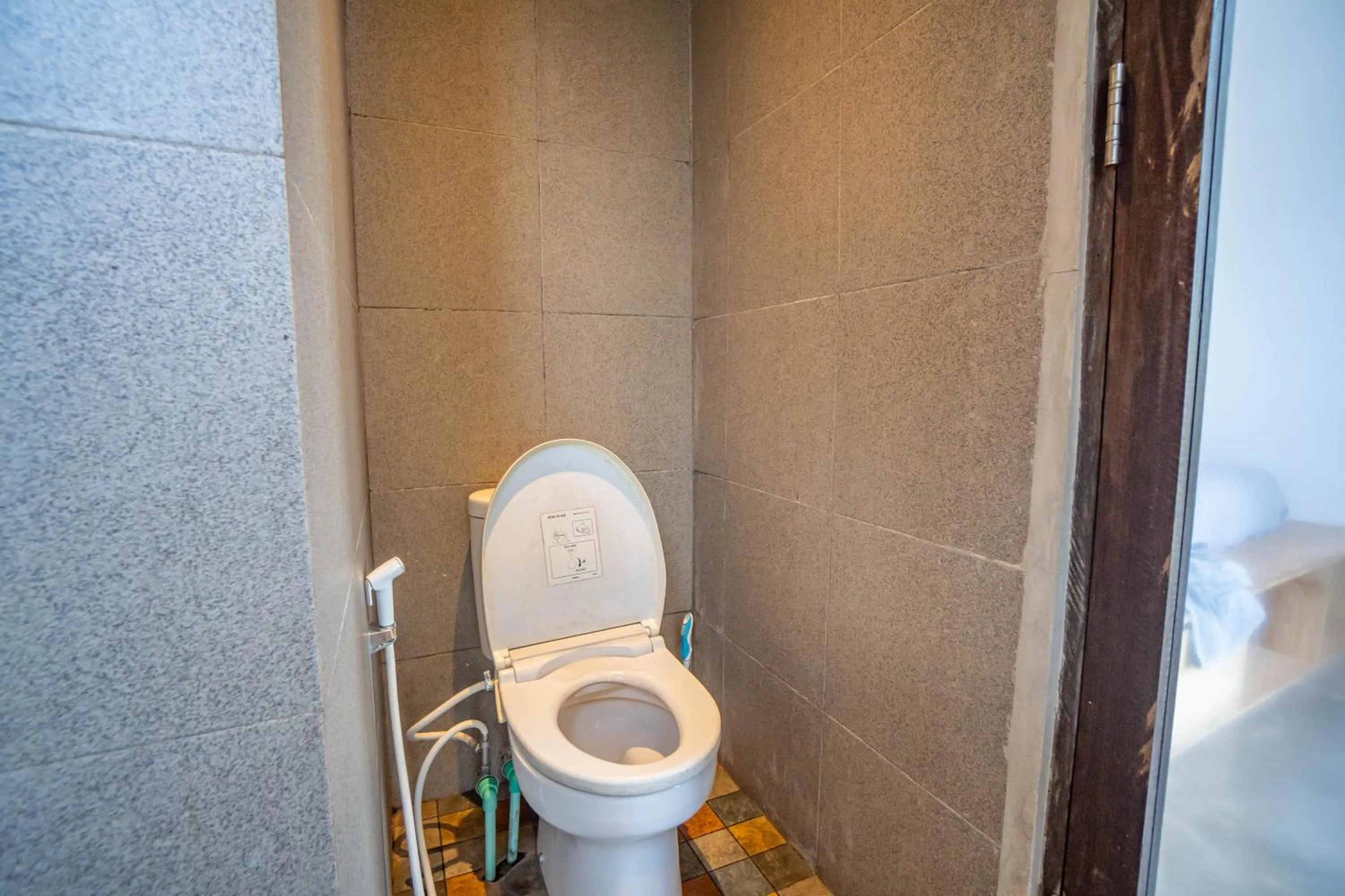 Toilet in Bong Hostel Nusa Lembongan by Bukit Vista