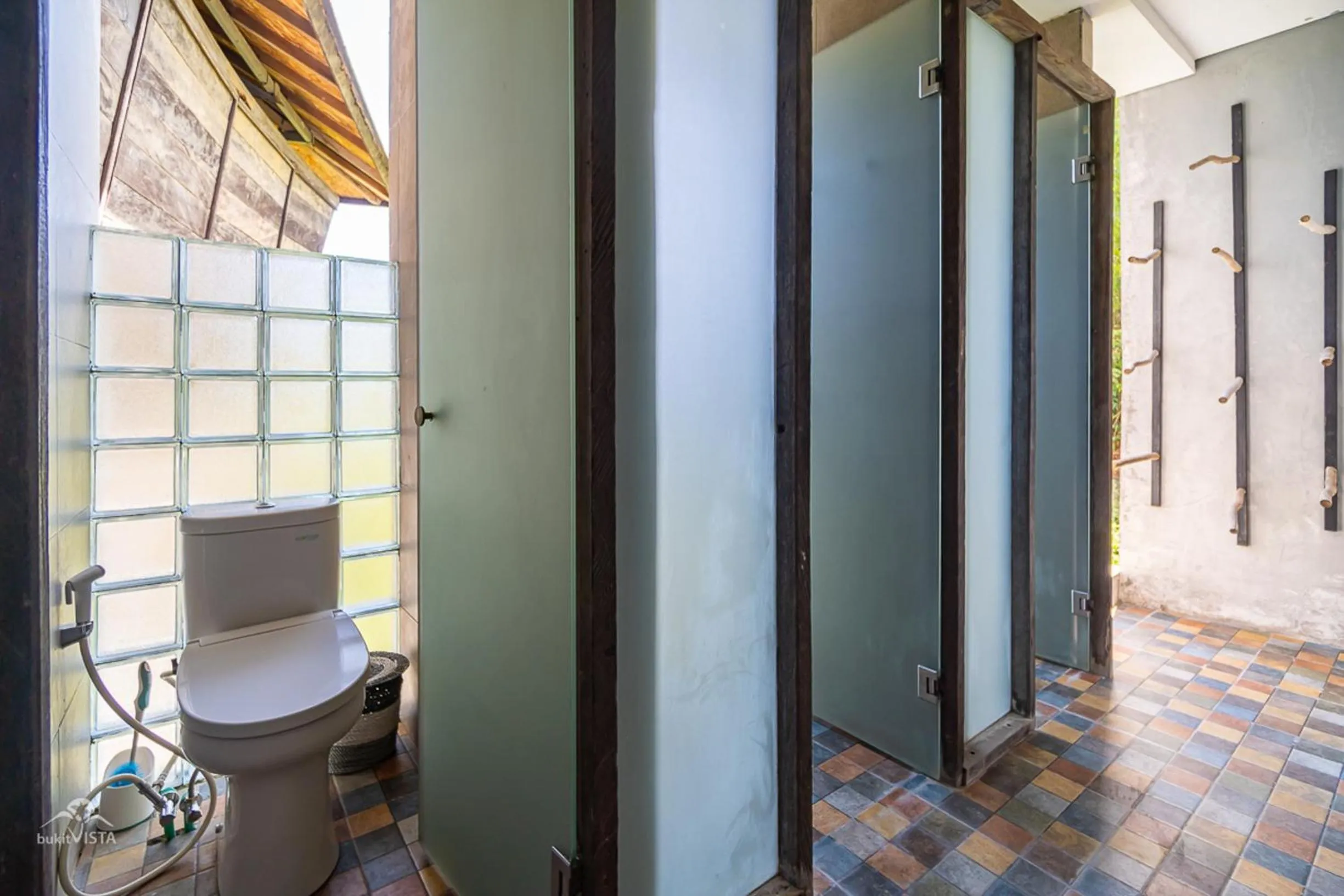 Bathroom in Bong Hostel Nusa Lembongan by Bukit Vista