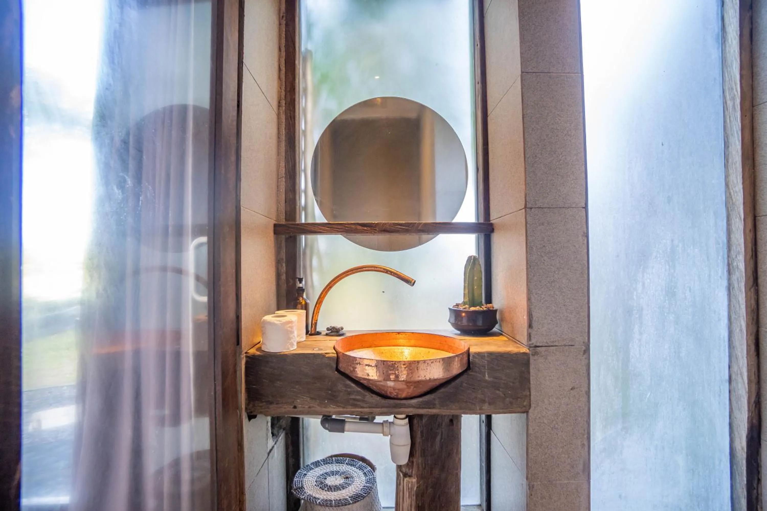 Bathroom in Bong Hostel Nusa Lembongan by Bukit Vista