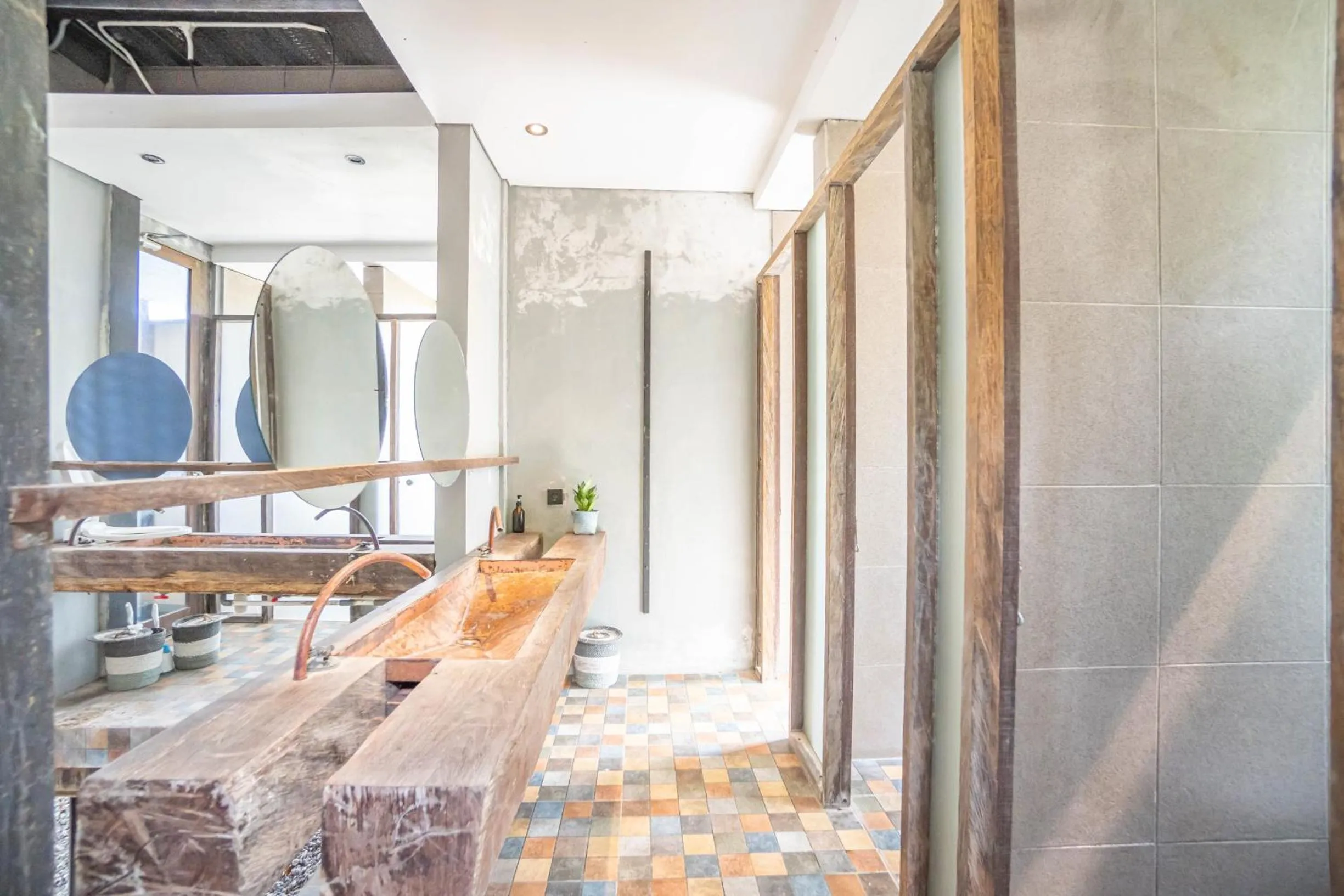 Bathroom, Bed in Bong Hostel Nusa Lembongan by Bukit Vista