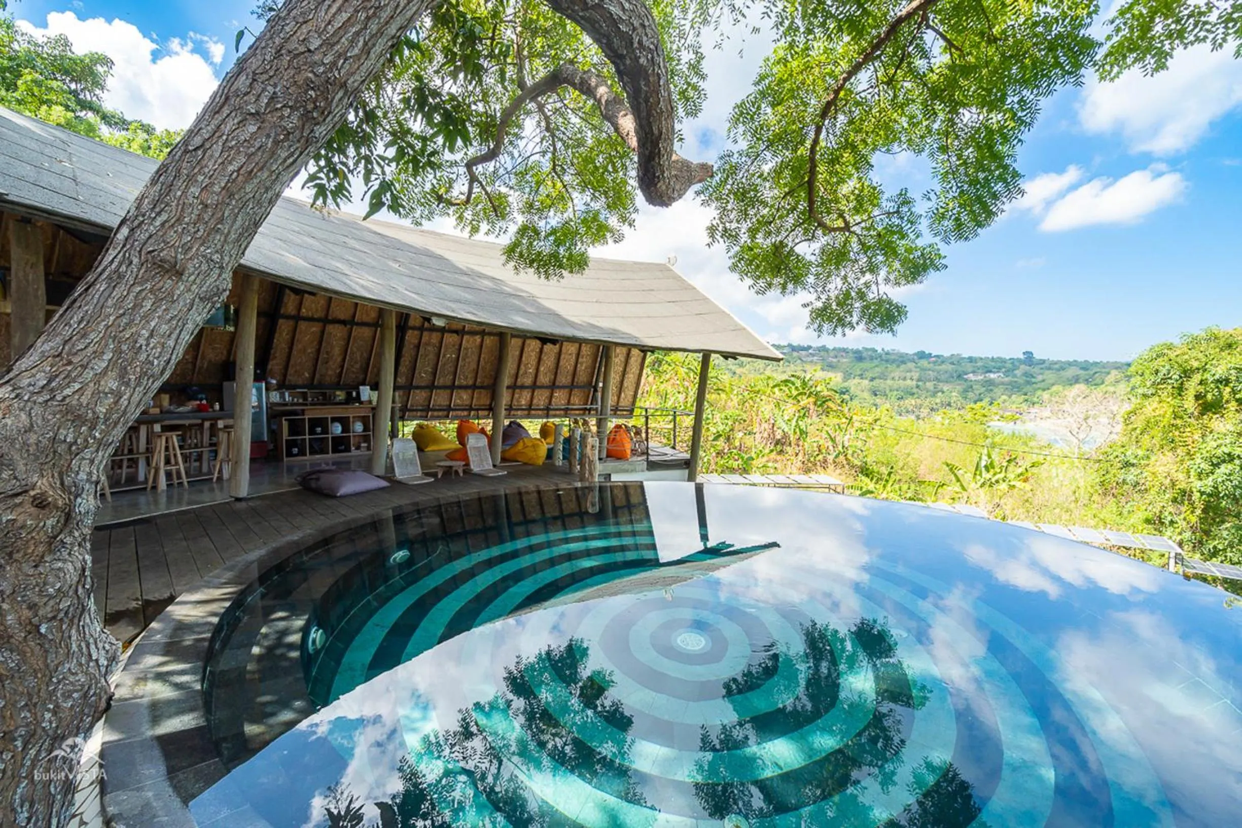 Property building in Bong Hostel Nusa Lembongan by Bukit Vista