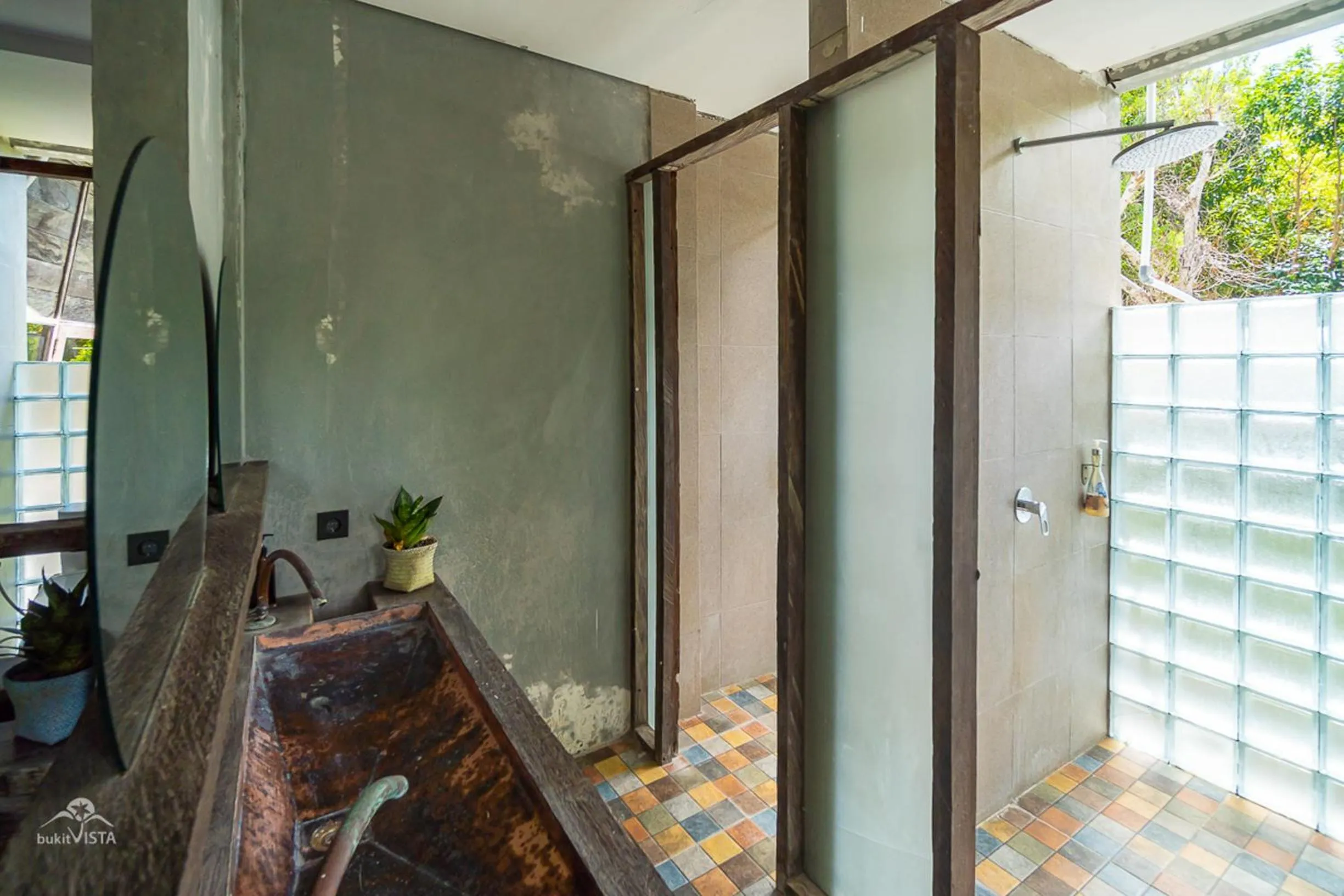 Bathroom in Bong Hostel Nusa Lembongan by Bukit Vista