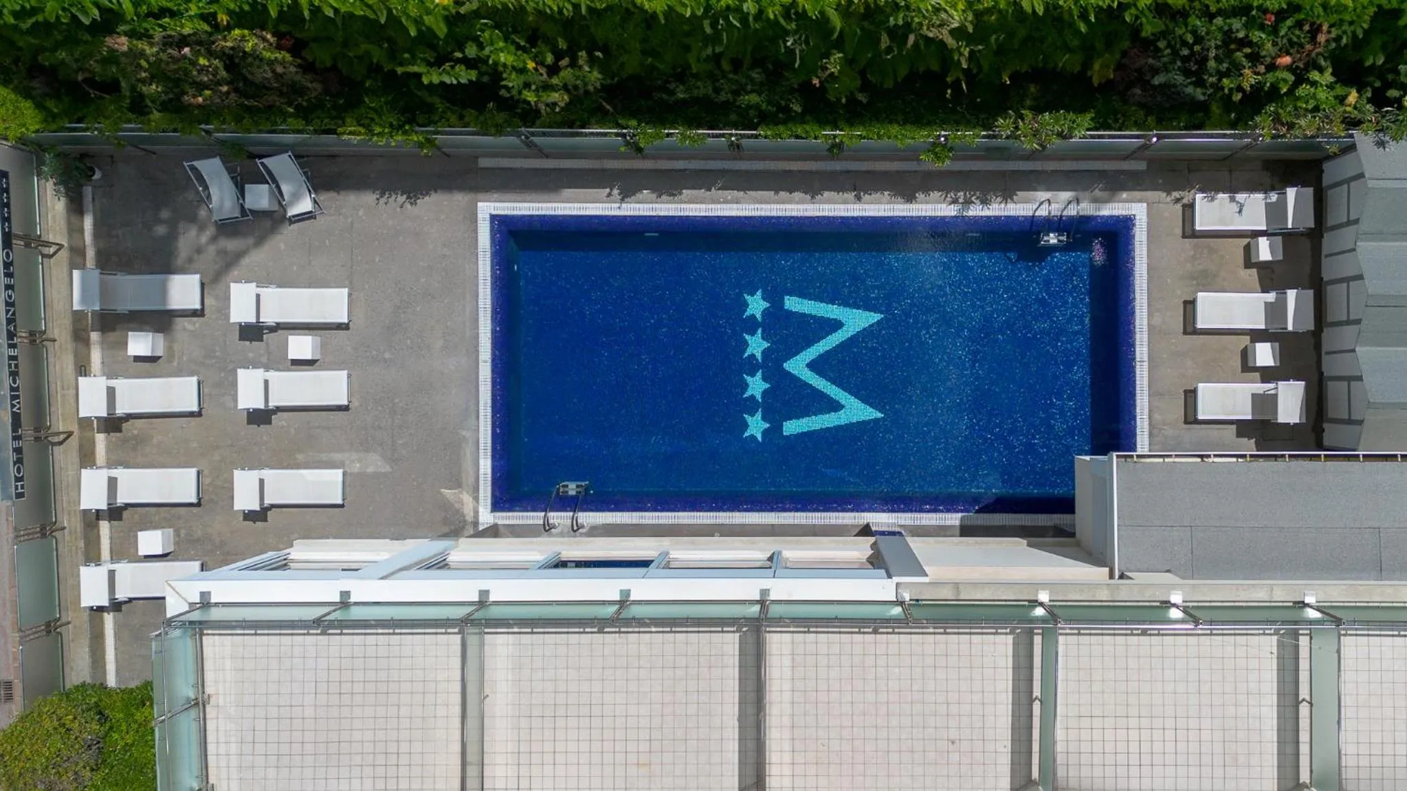 Swimming pool in Hotel Michelangelo