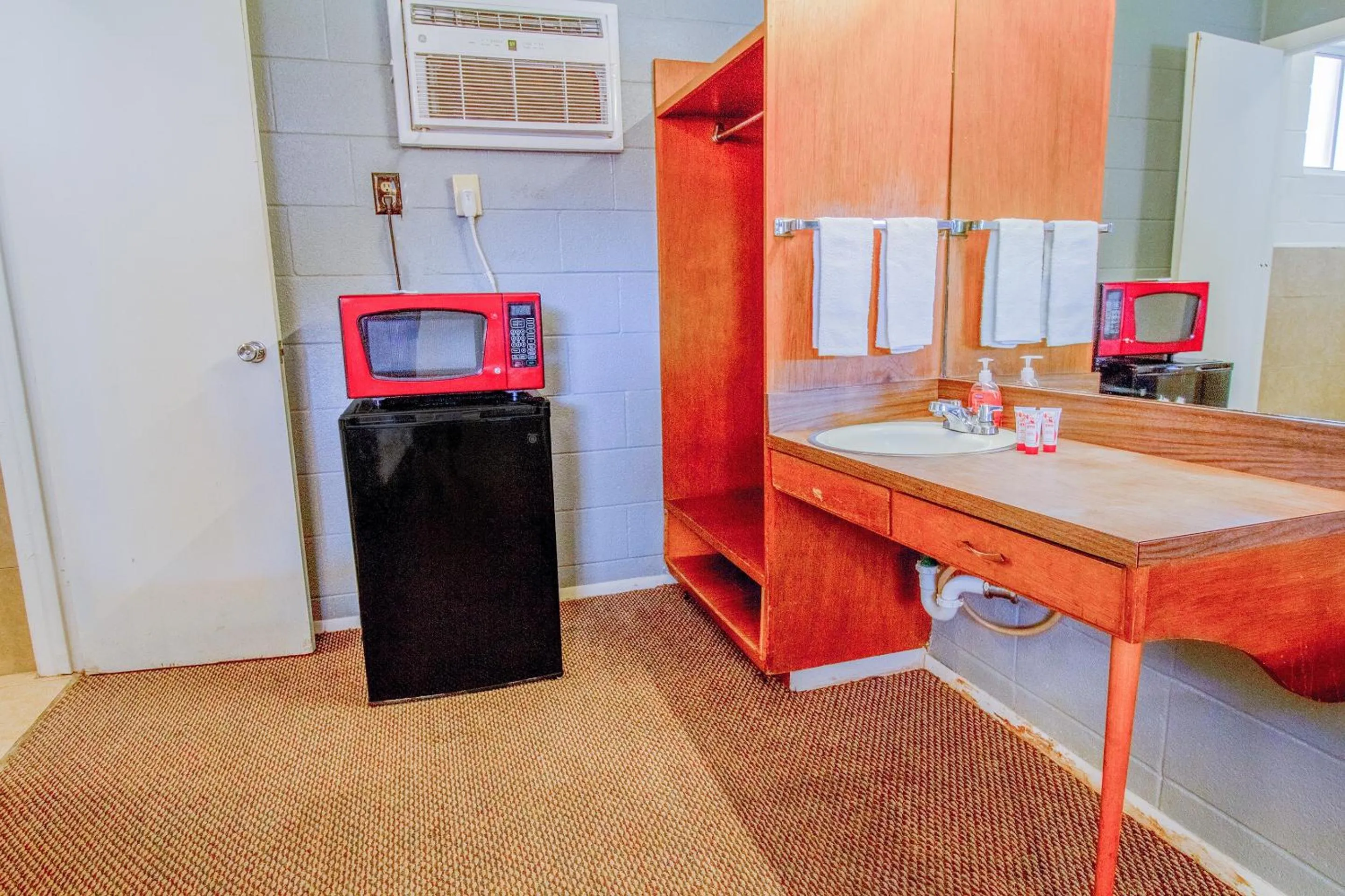 Bedroom in Wheeler Inn Texas, US - 83 By OYO