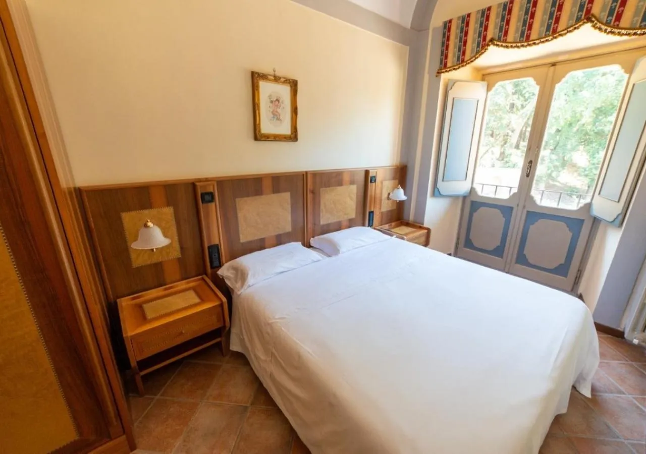 Bedroom, Bed in Villa Tuscolana