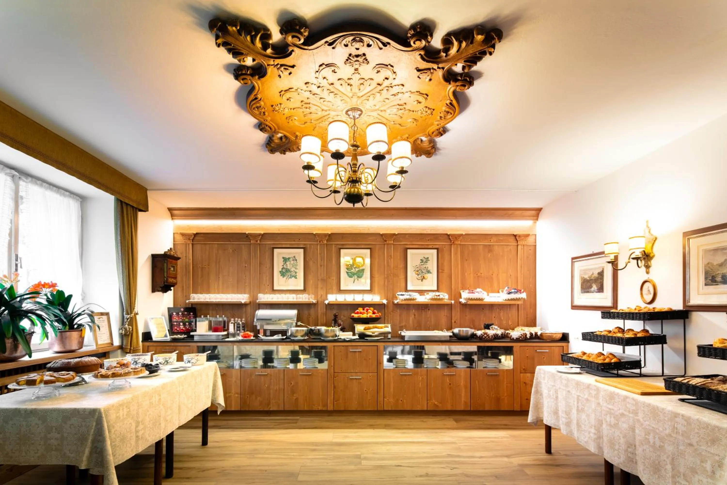 Buffet breakfast in Hotel Menardi