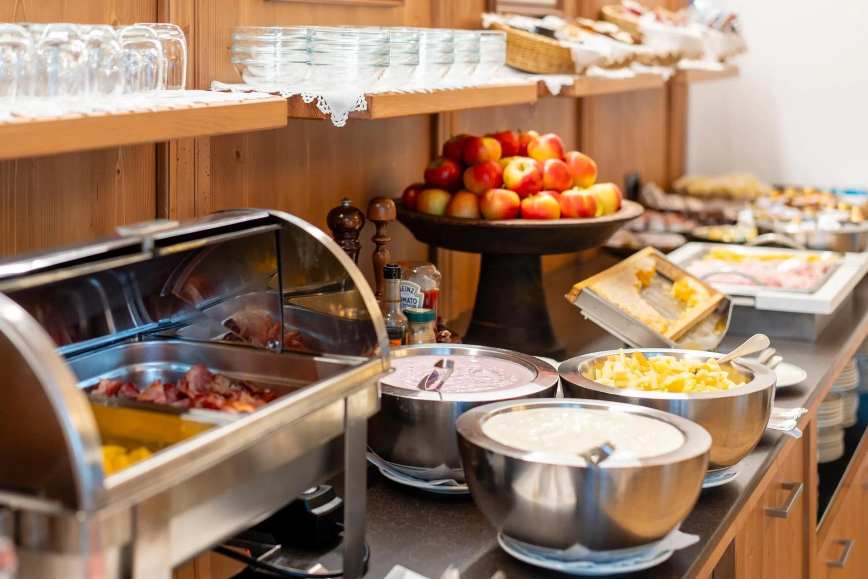 Food and drinks in Hotel Menardi