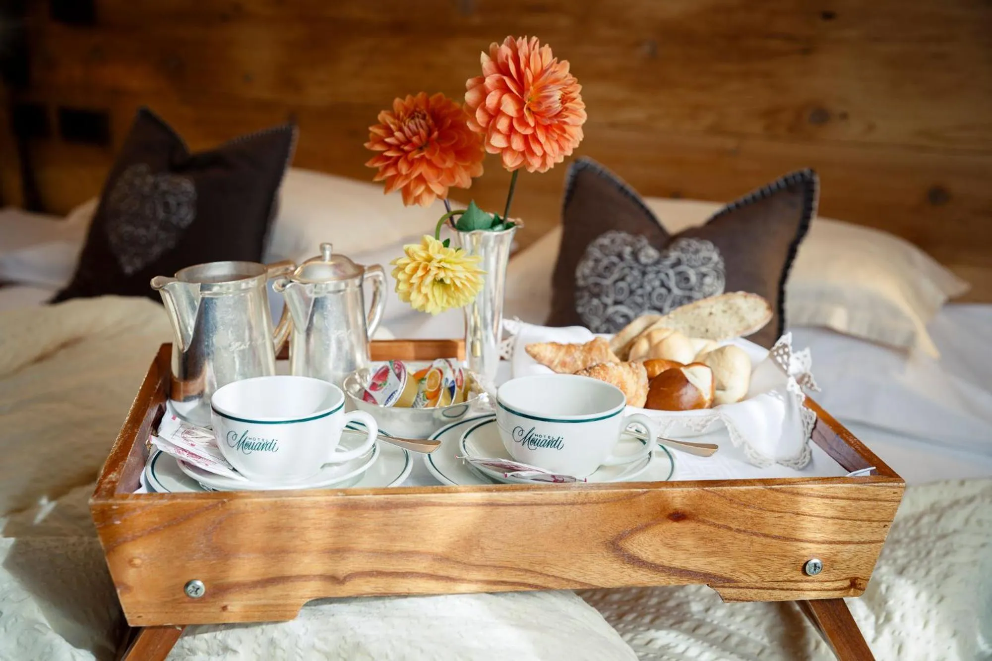 Food, Bed in Hotel Menardi