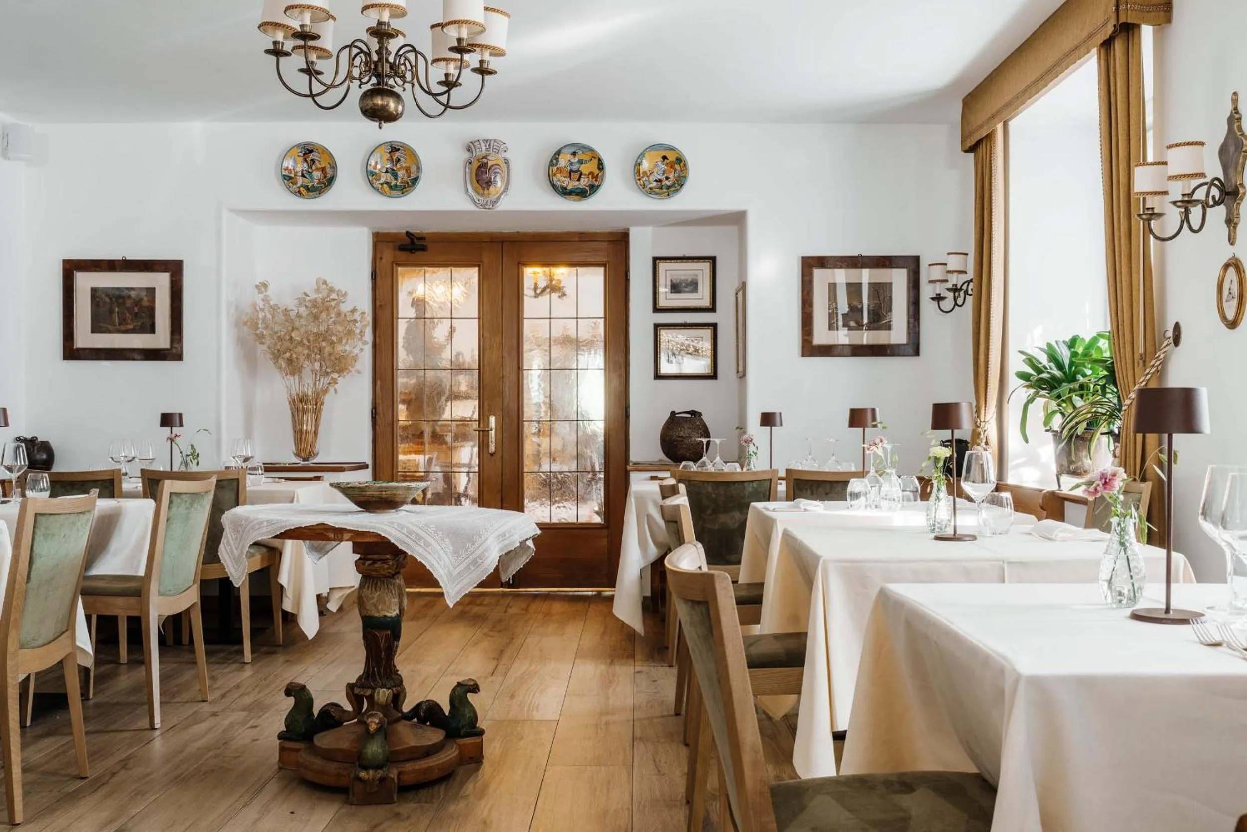 Restaurant/places to eat in Hotel Menardi