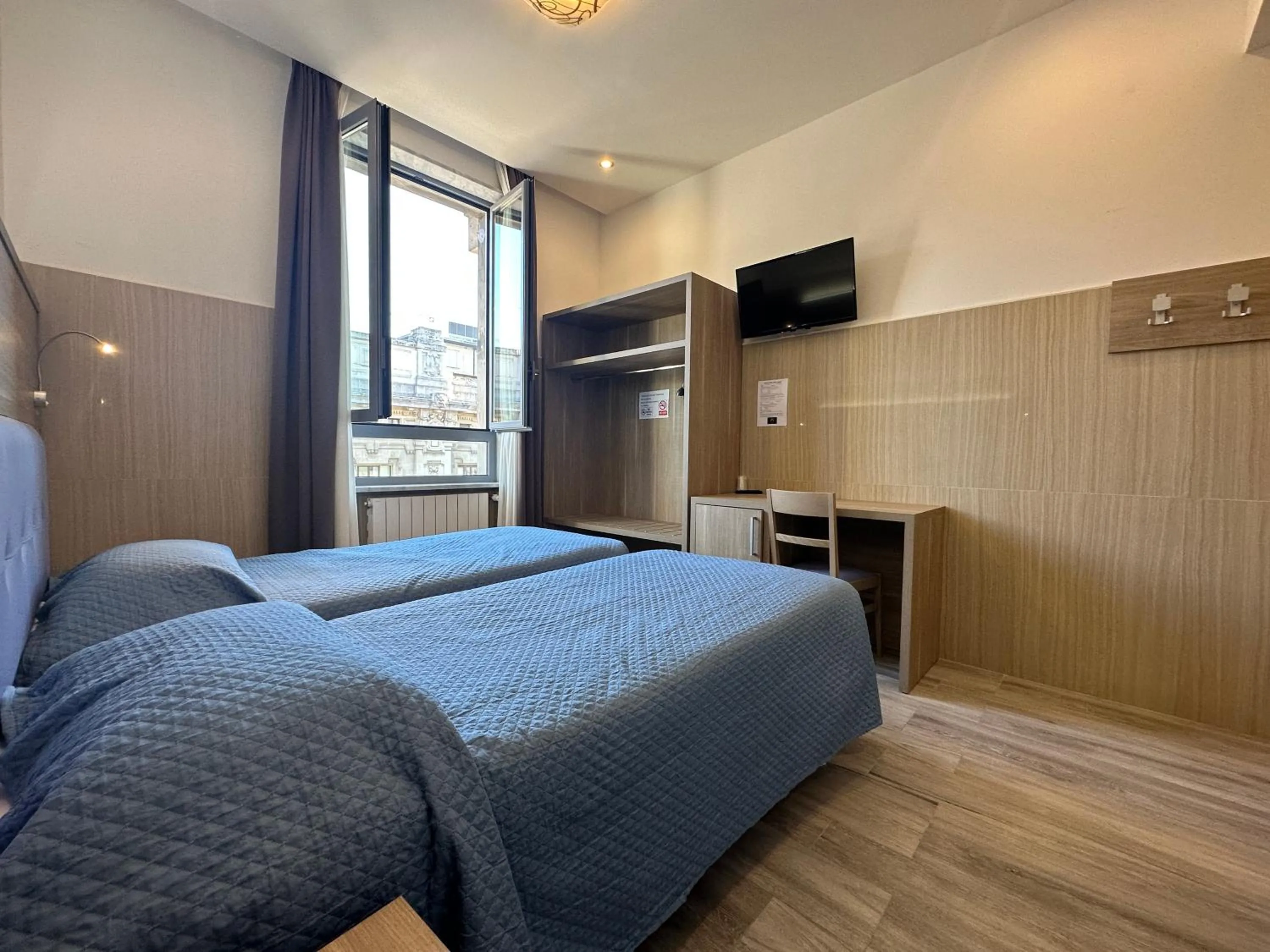 Twin Room in Hotel Midway