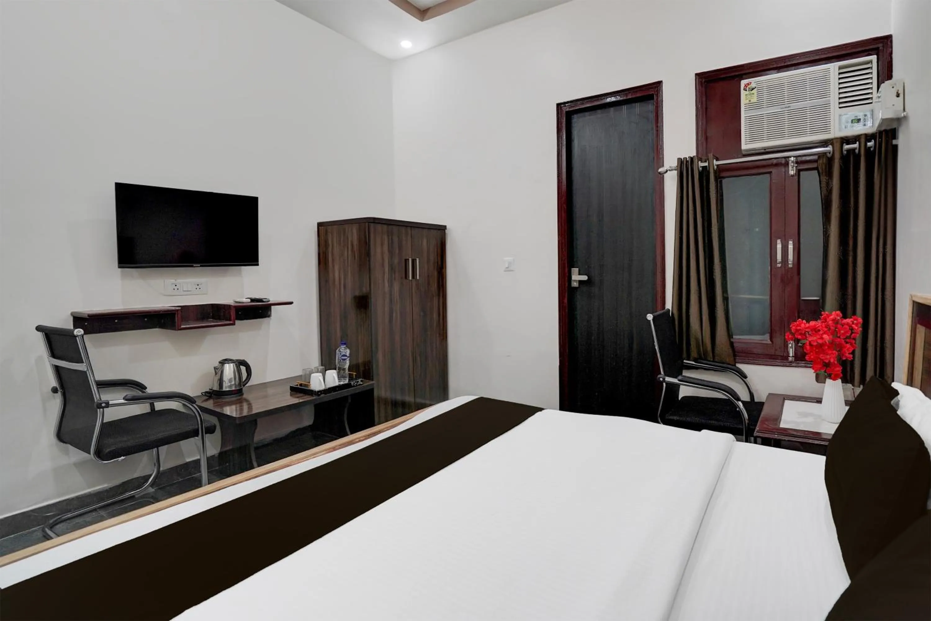 Bedroom in Hotel O Govind Nagar Near Krishan Janm Bhoomi