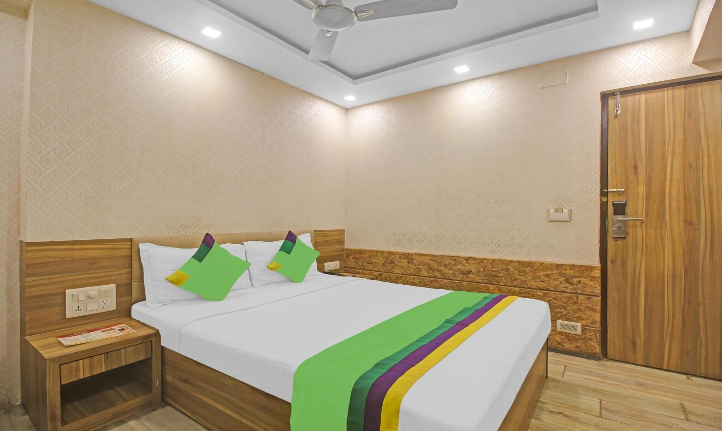 Bedroom, Bed in Treebo Mangalam, Bhawanipur