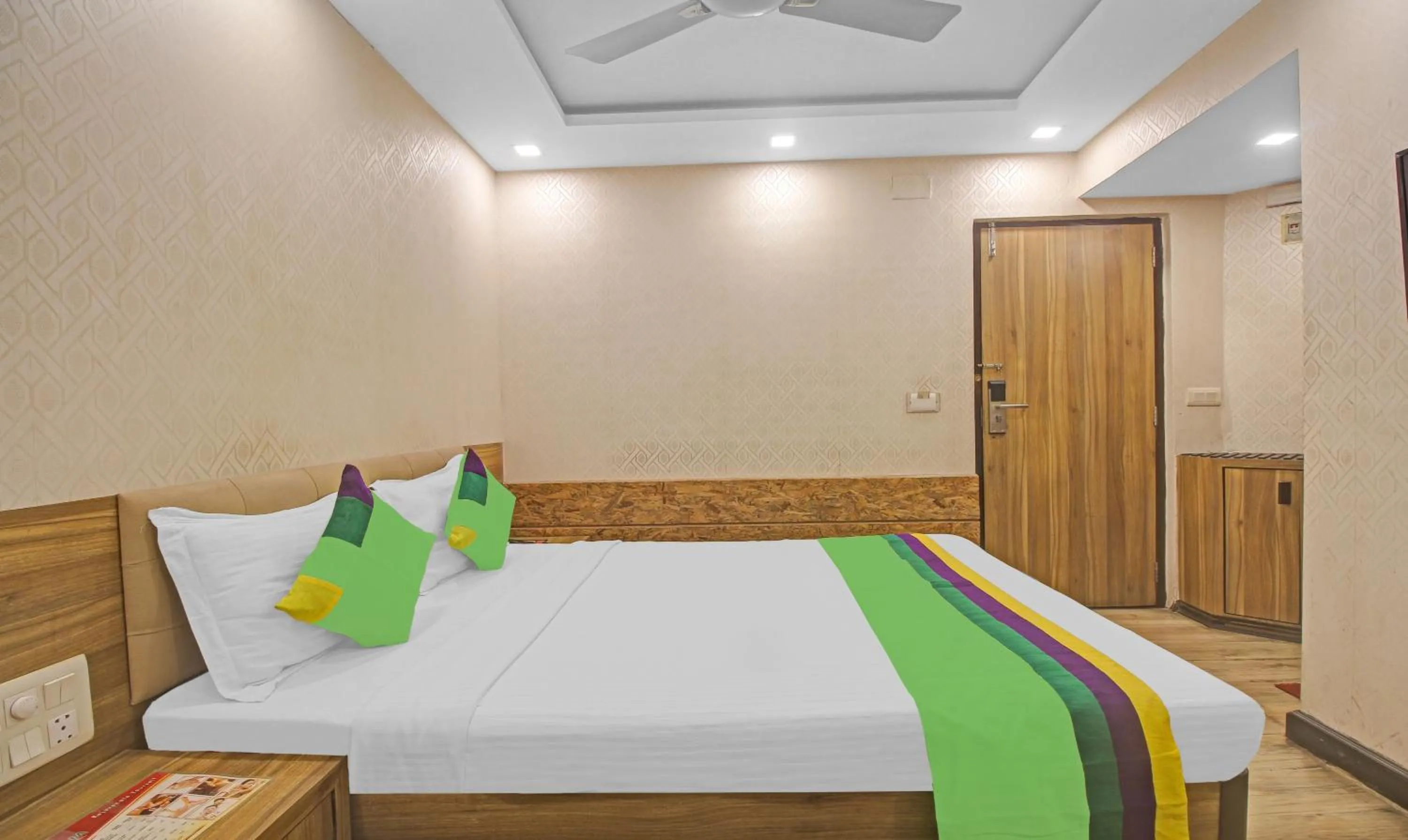 Bedroom, Bed in Treebo Mangalam, Bhawanipur
