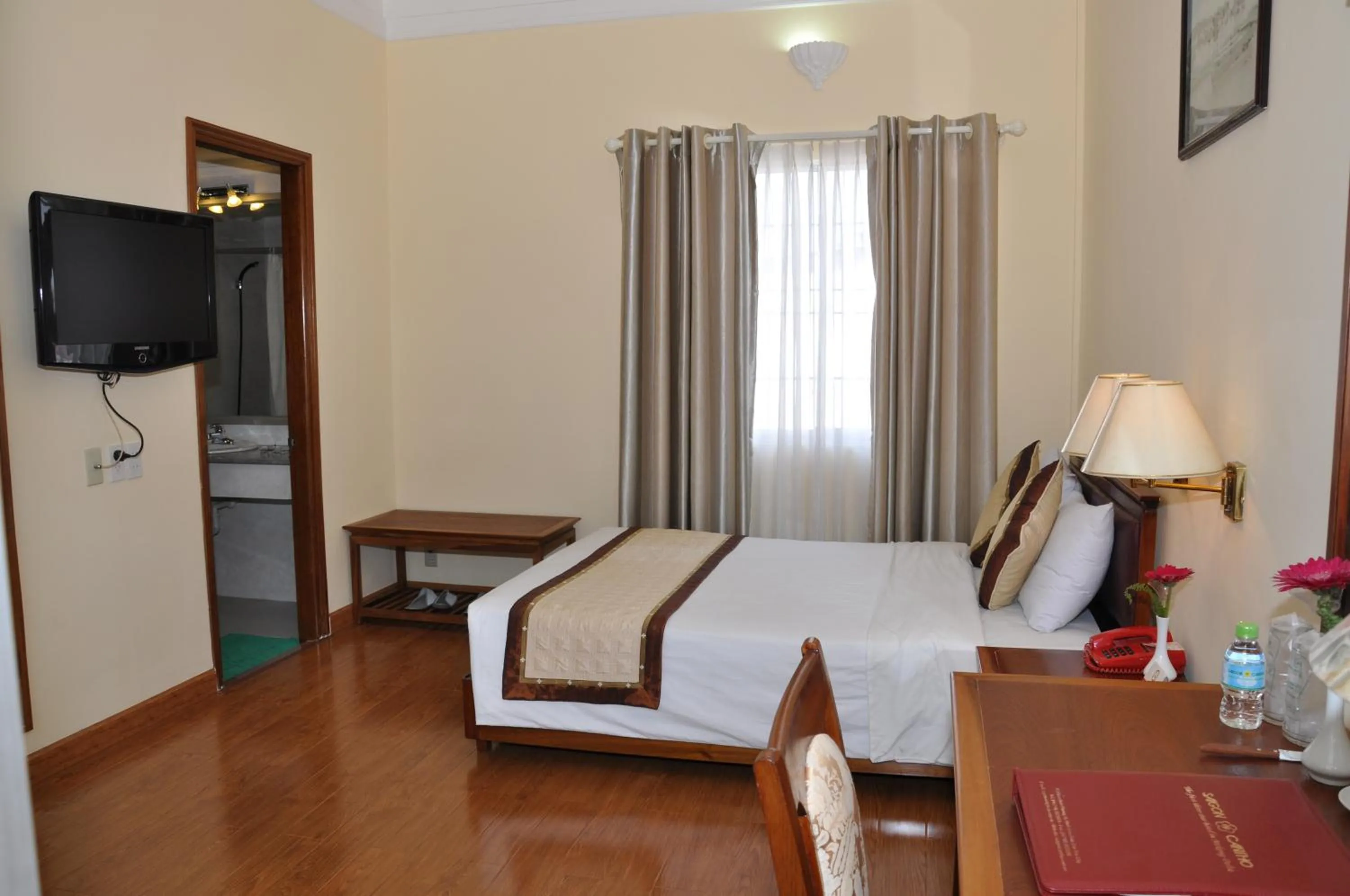 Photo of the whole room, Bed in Saigon Can Tho Hotel