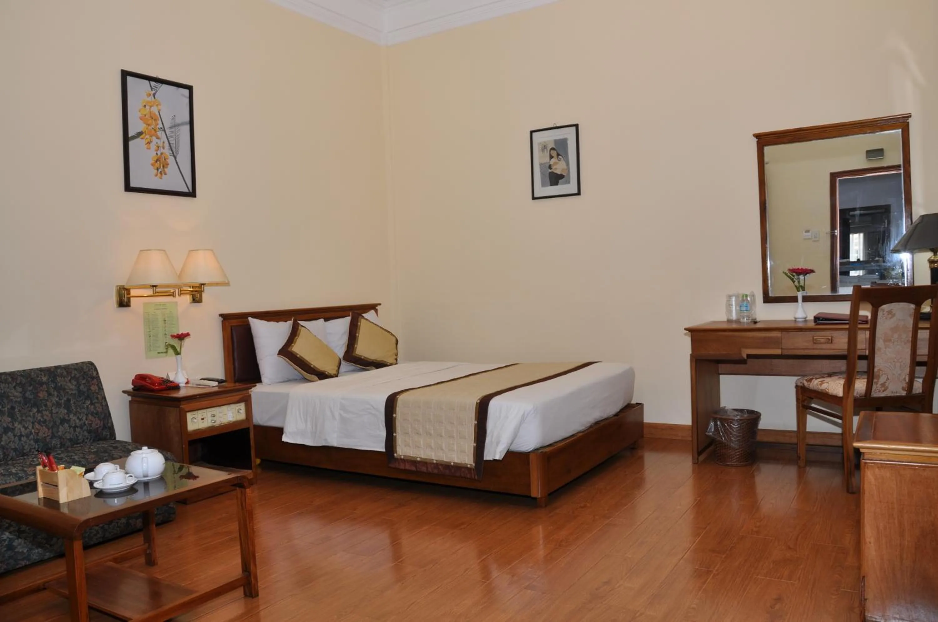 Photo of the whole room, Bed in Saigon Can Tho Hotel