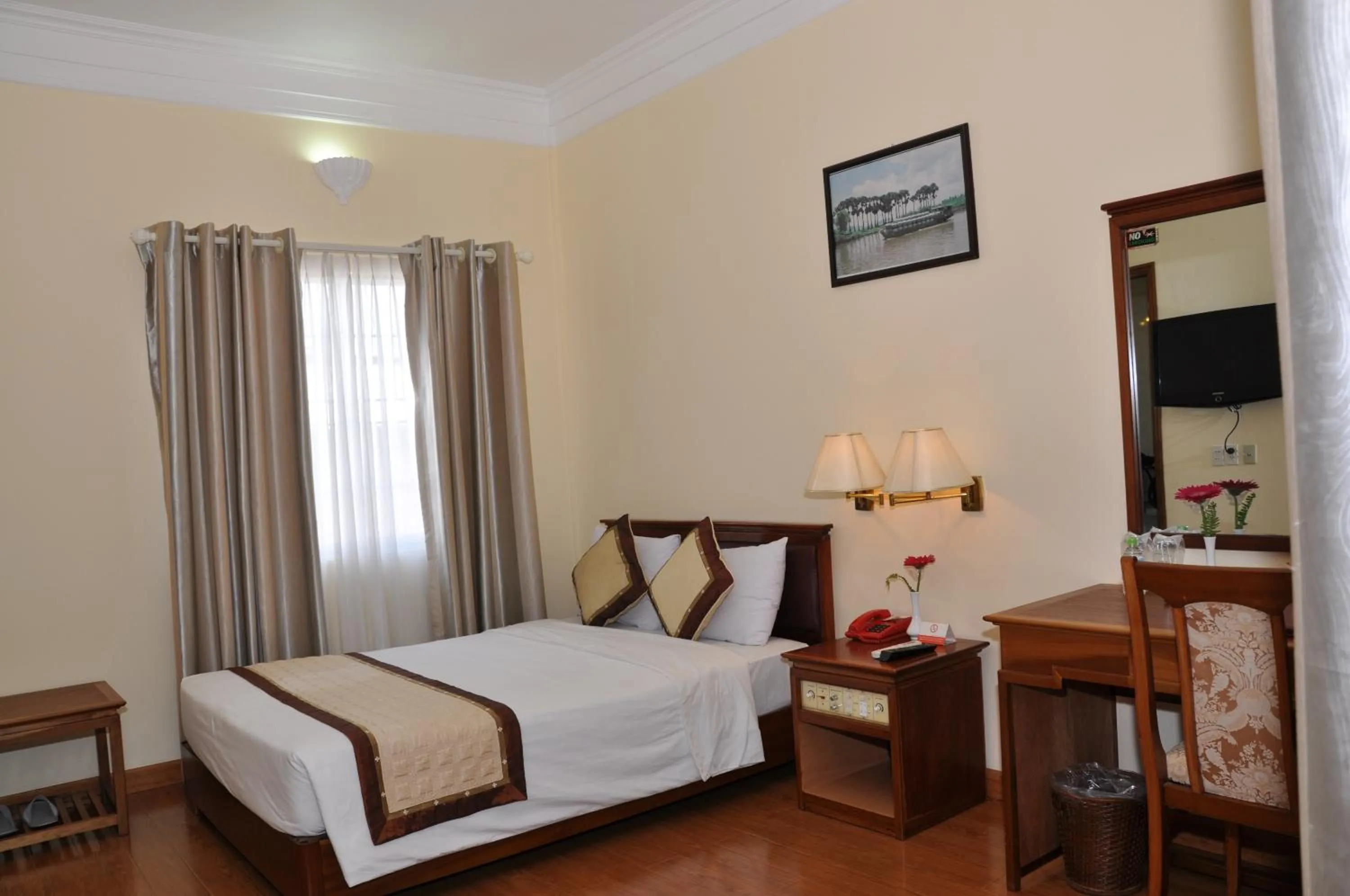 Photo of the whole room, Bed in Saigon Can Tho Hotel