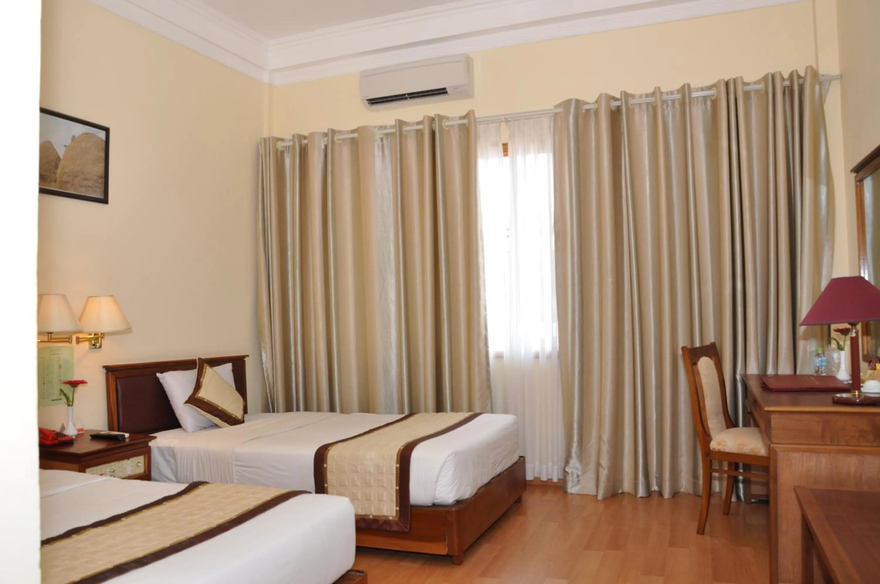 Photo of the whole room, Bed in Saigon Can Tho Hotel