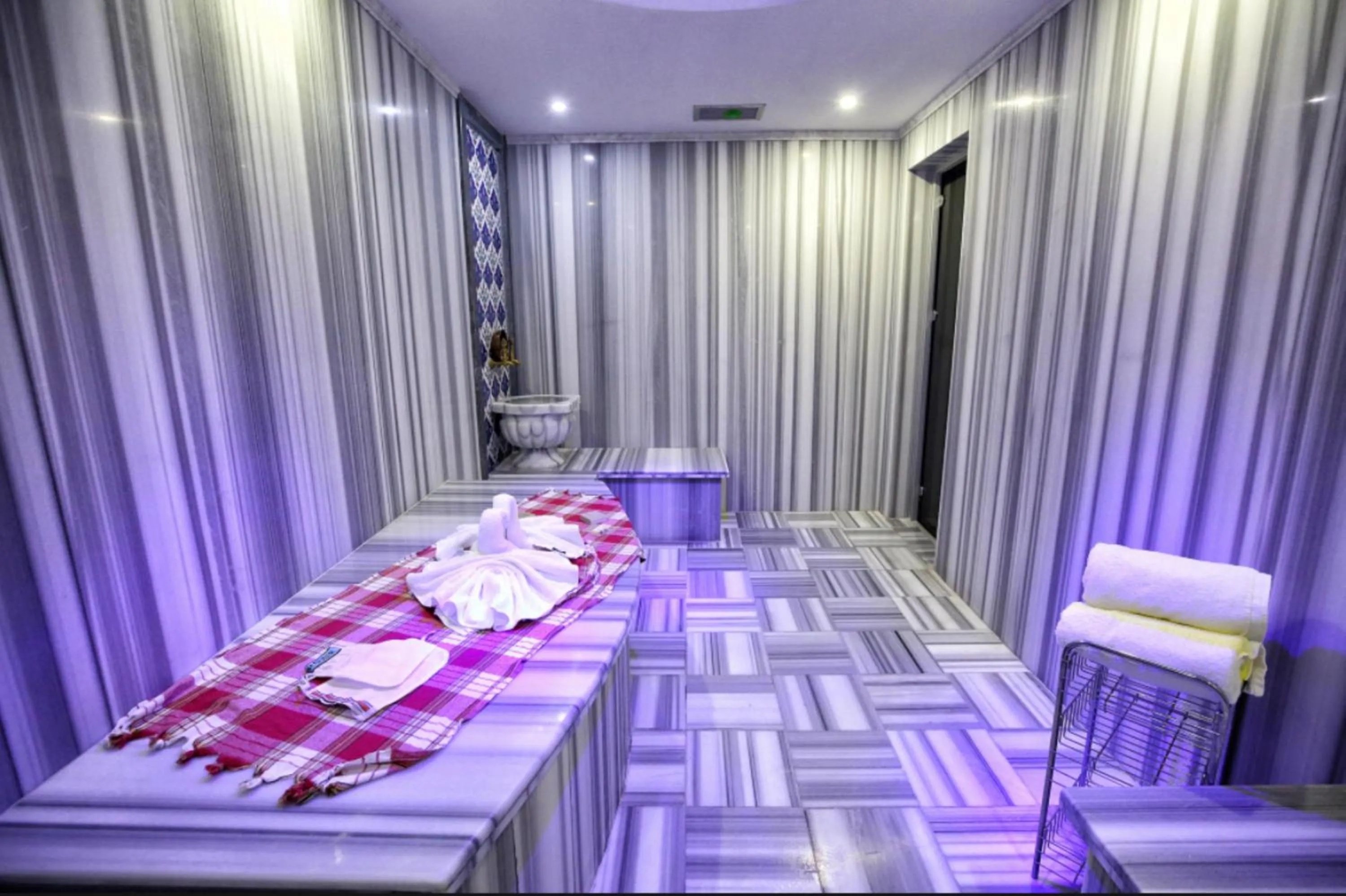 Open Air Bath, Bed in Dedeman Istanbul