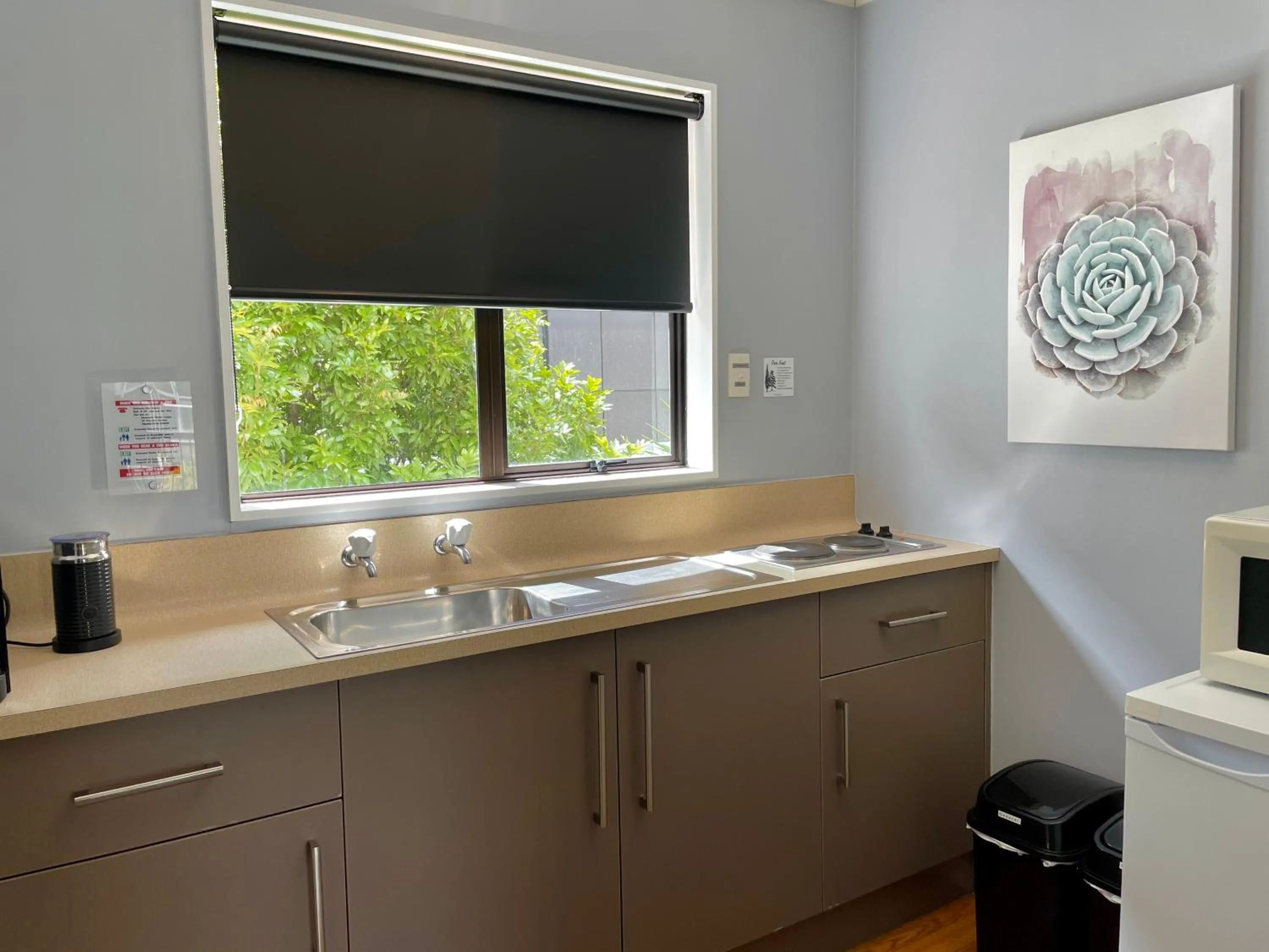 Kitchen or kitchenette in Hacienda Motor Lodge