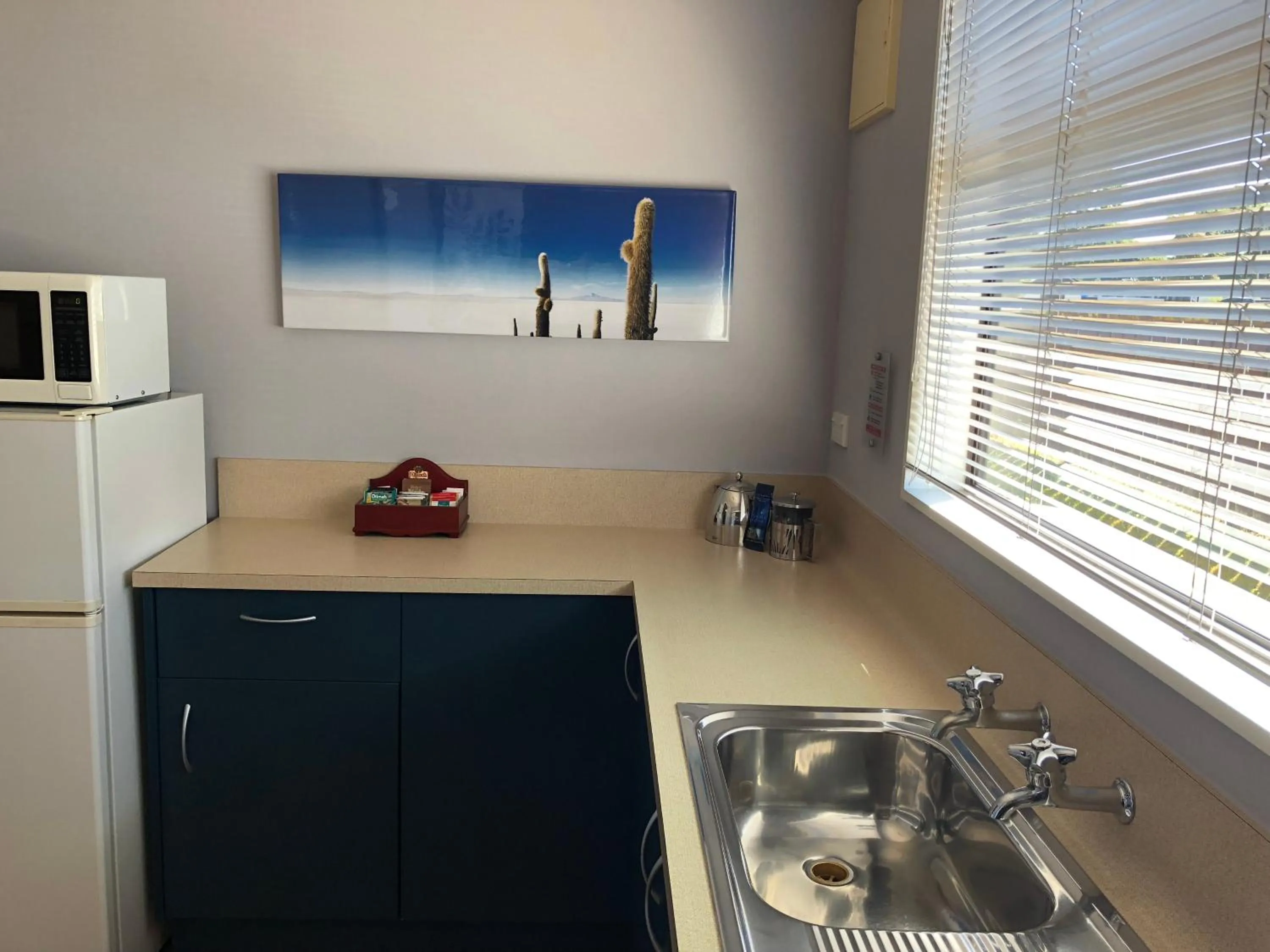 Kitchen or kitchenette in Hacienda Motor Lodge