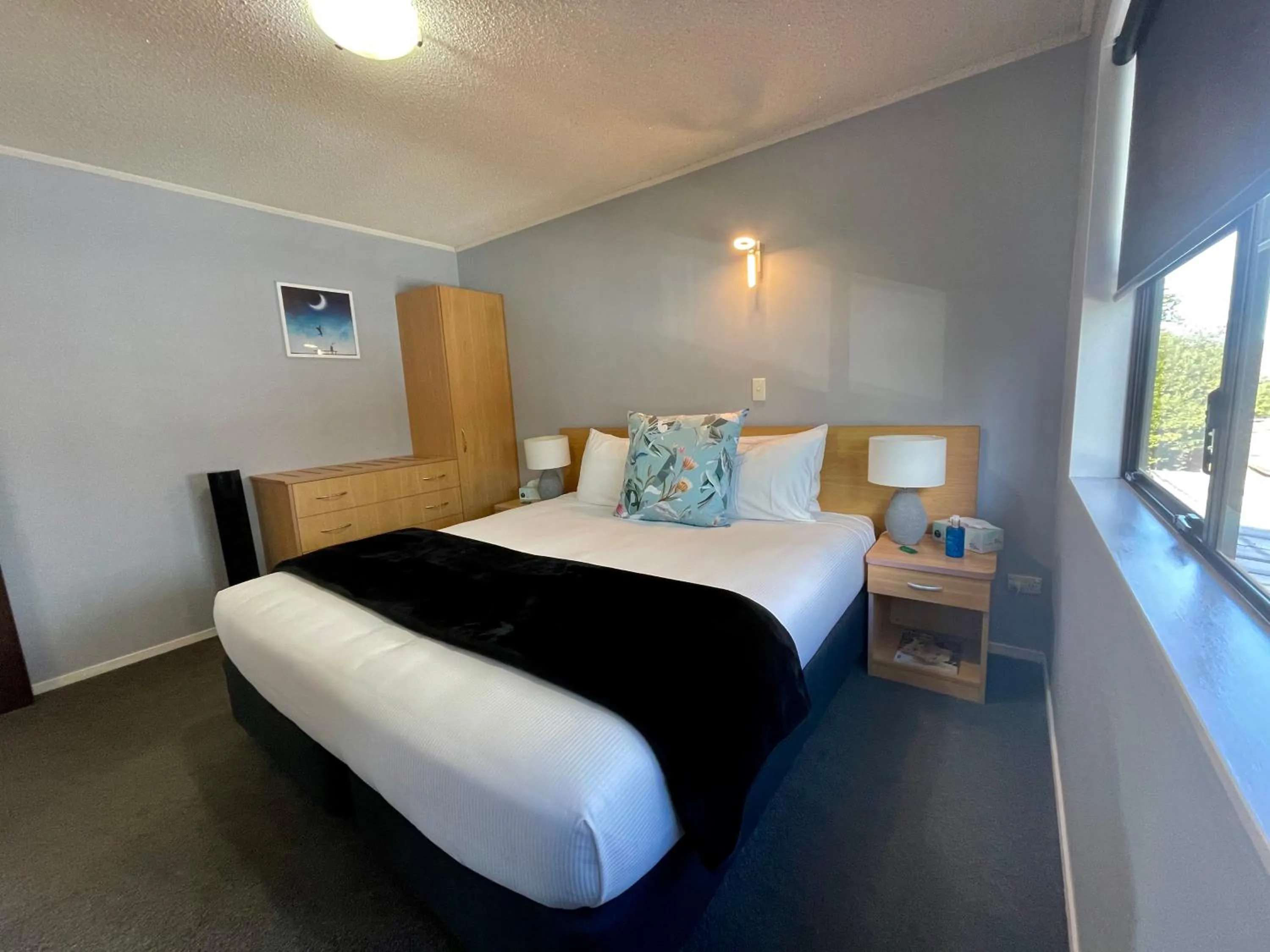 Bed in Hacienda Motor Lodge