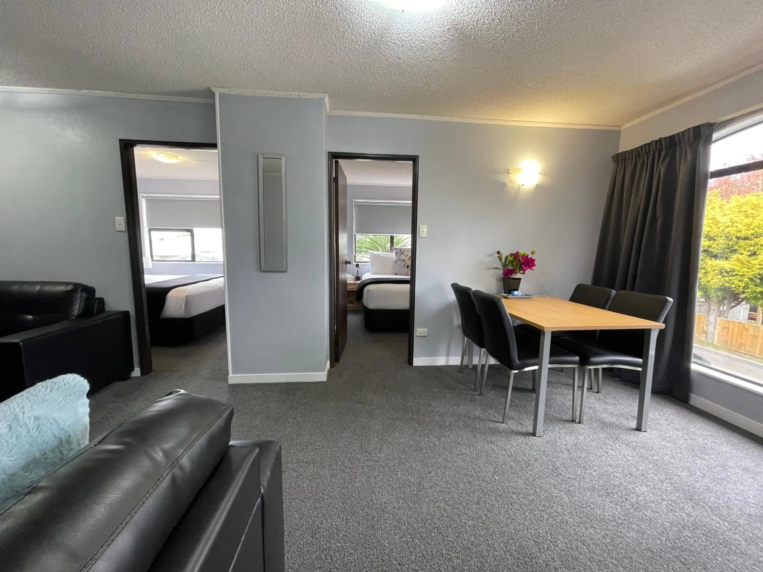 Living room, Bed in Hacienda Motor Lodge