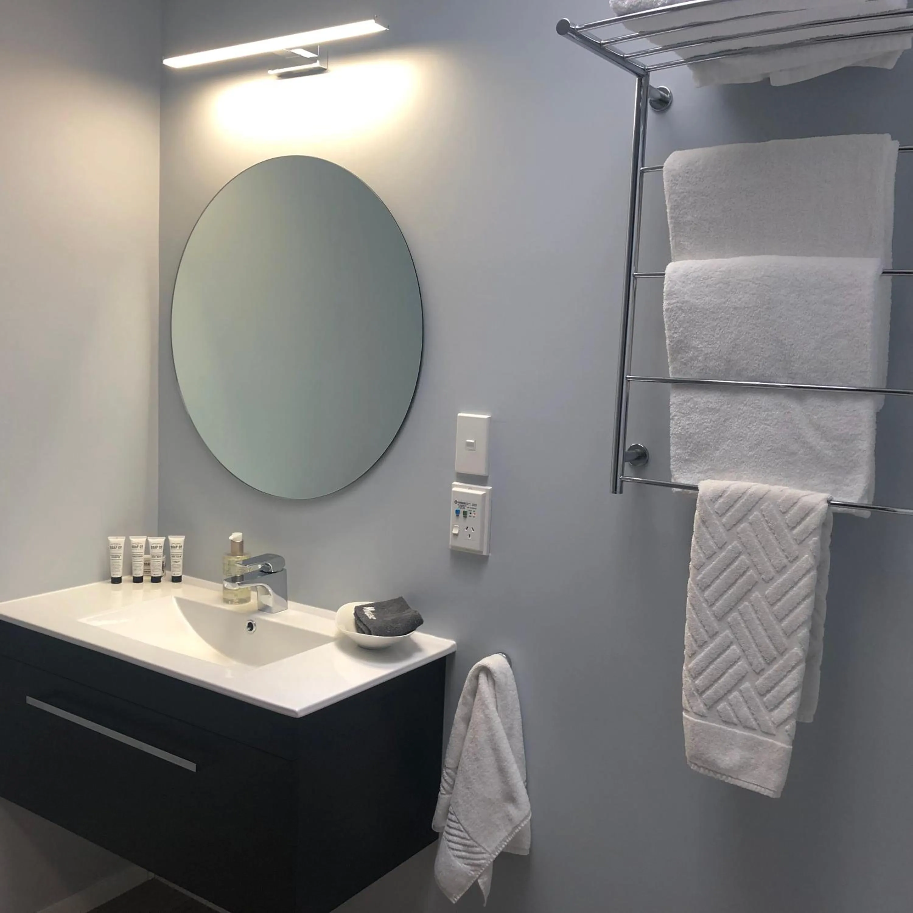 Bathroom in Hacienda Motor Lodge