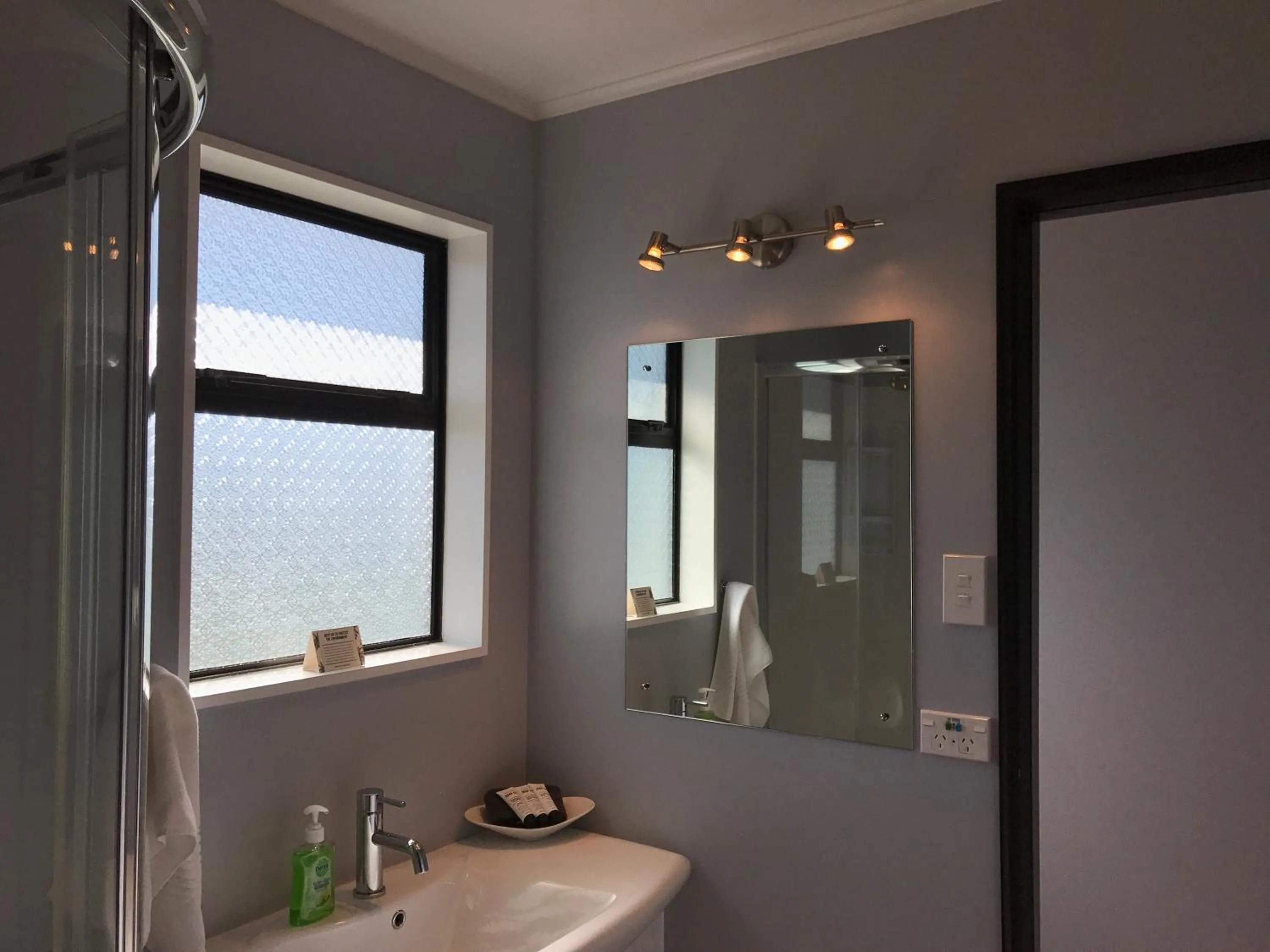 Bathroom in Hacienda Motor Lodge