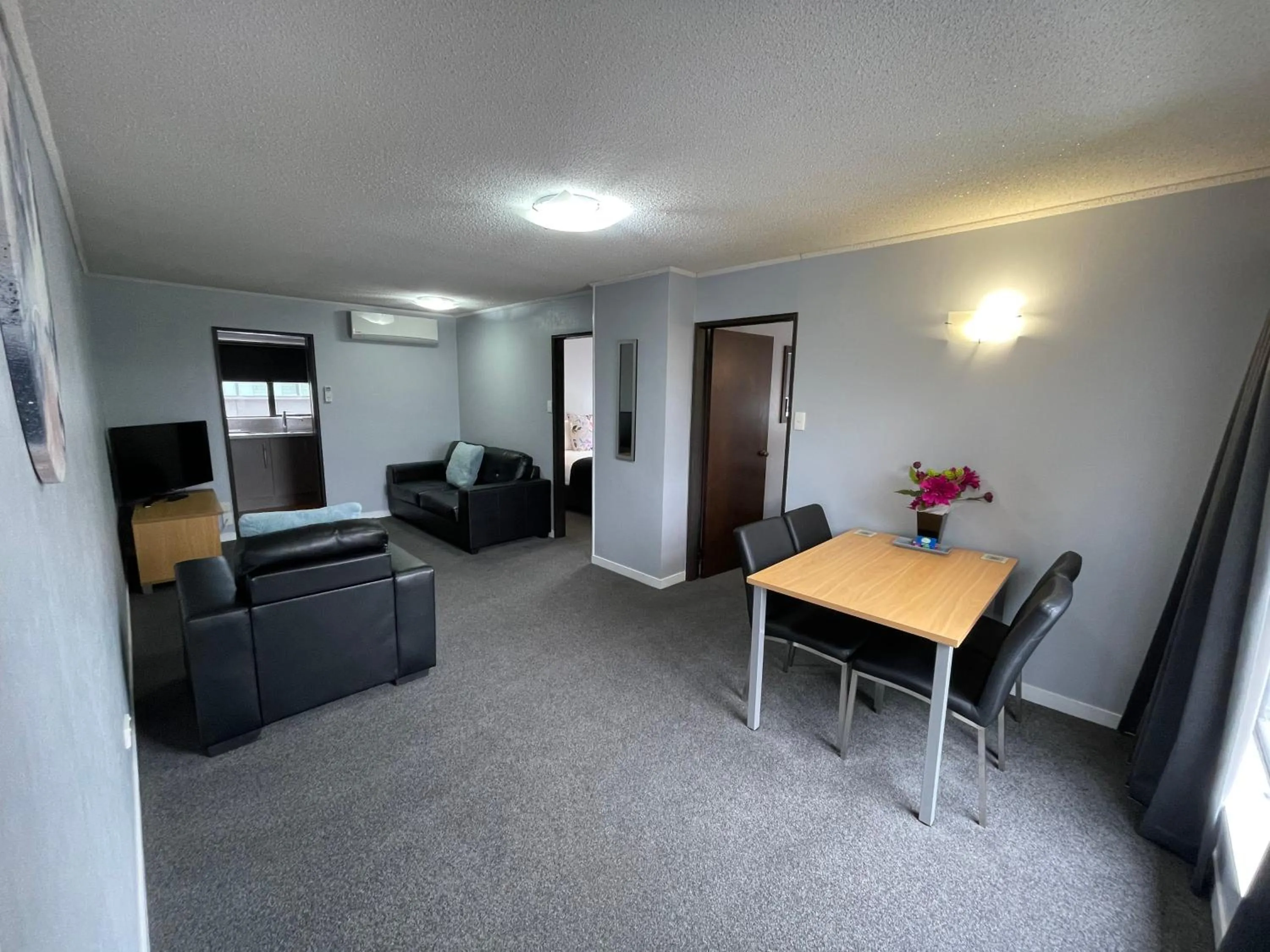 TV and multimedia in Hacienda Motor Lodge