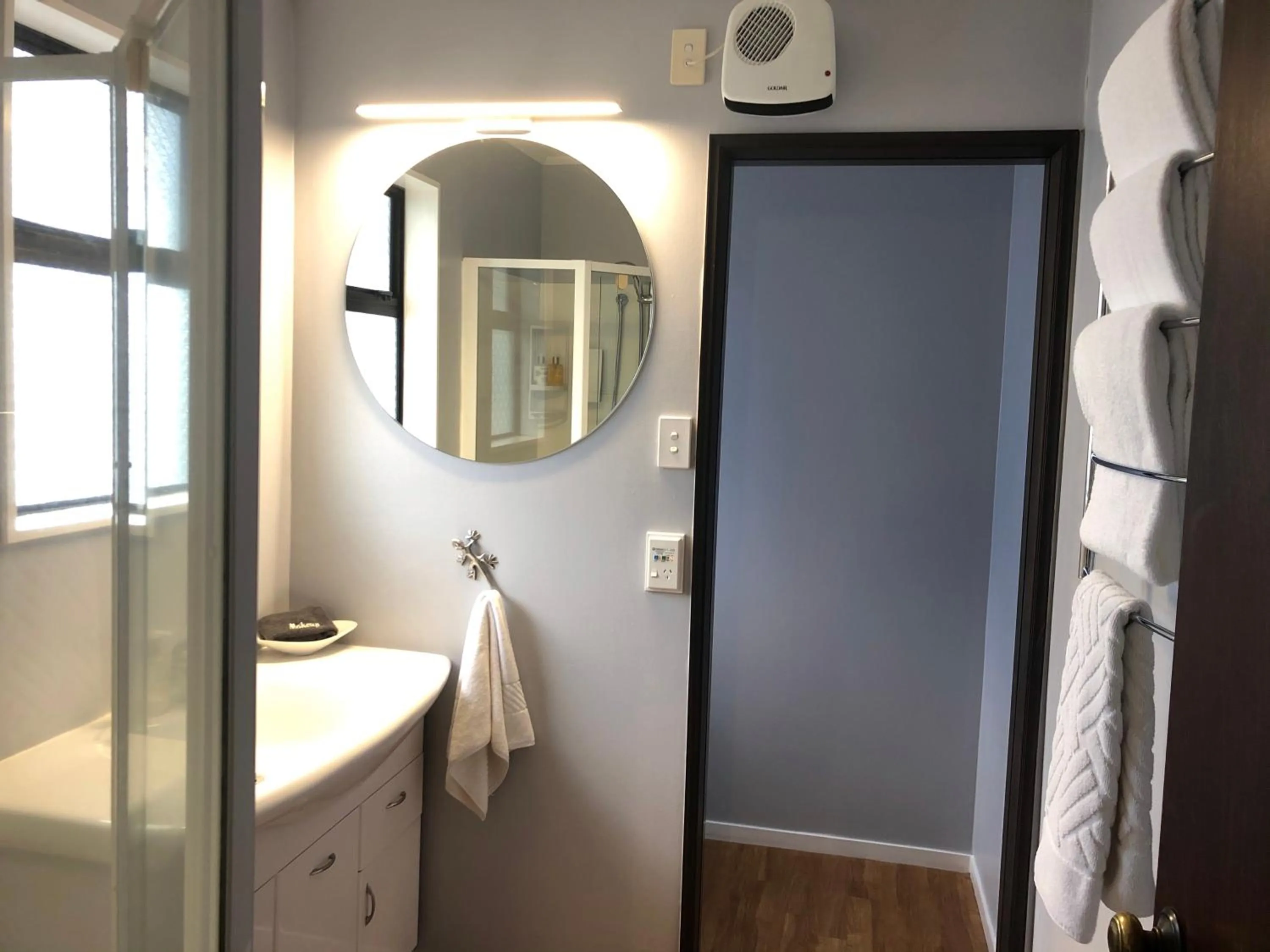 Bathroom in Hacienda Motor Lodge