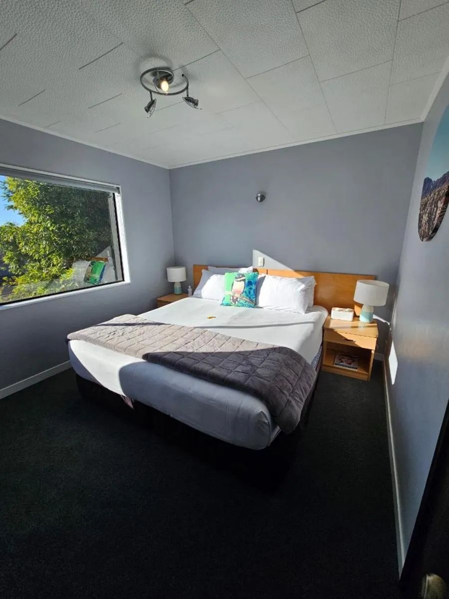 Bed in Hacienda Motor Lodge