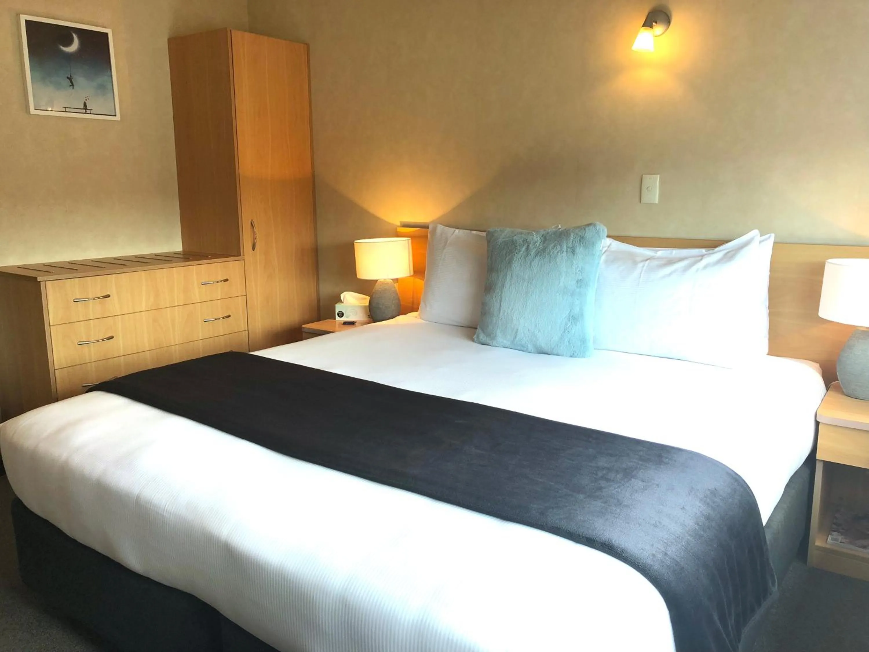 Bed in Hacienda Motor Lodge