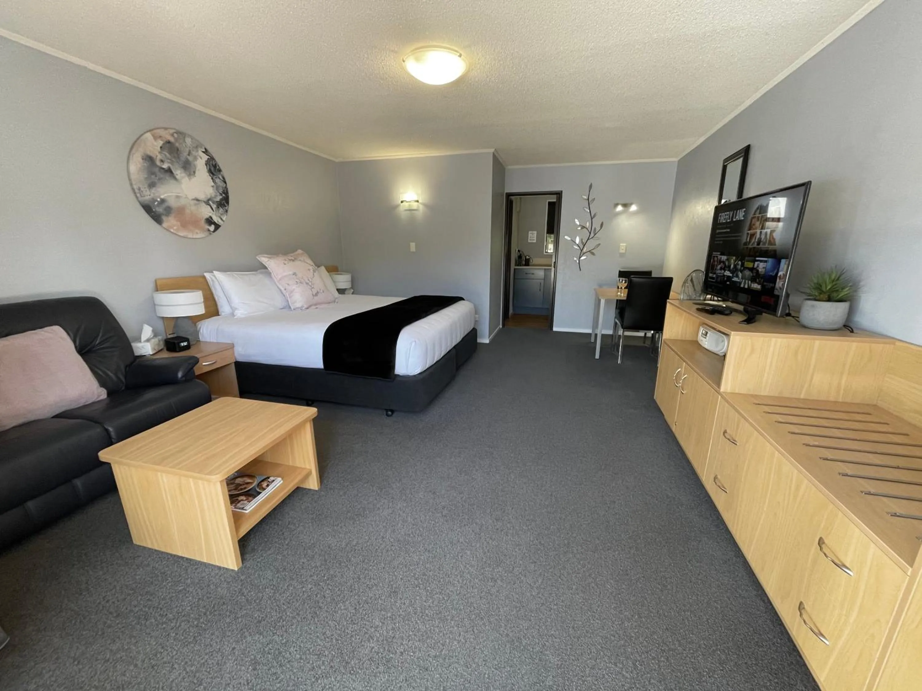 Photo of the whole room, Bed in Hacienda Motor Lodge