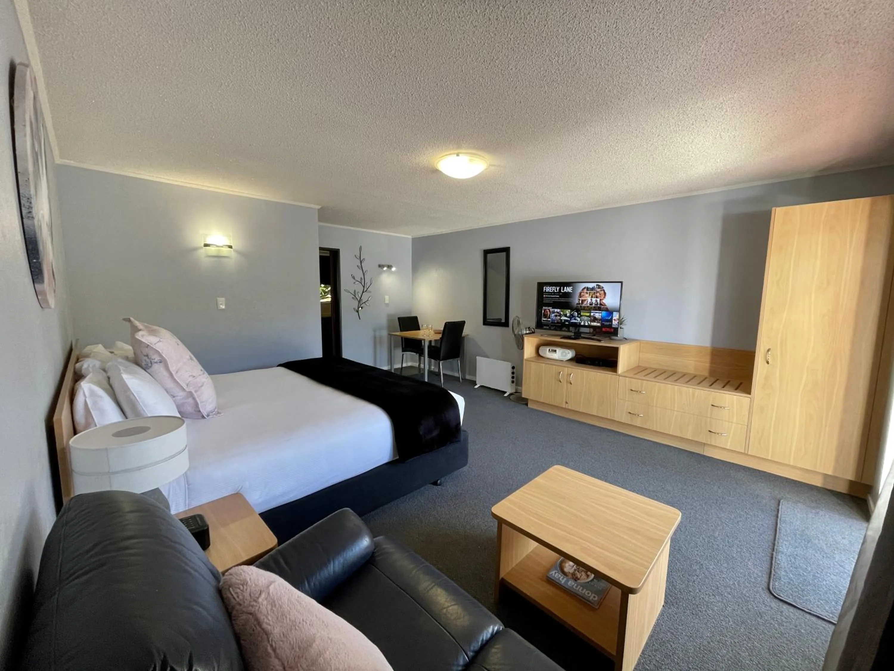 Photo of the whole room, Bed in Hacienda Motor Lodge